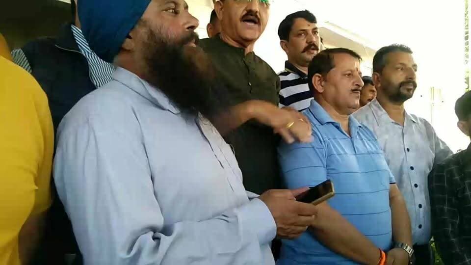 पांवटा डाकपत्थर मुख्यमार्ग स्थित हरिपुर टोहाना के पास निजी बस चालक धनवीर पुंडीर उर्फ बाबू के सिर पर लठ्ठ मारकर किया घायल, को लेकर पहाड़ी लोगों ने किया पांवटा पुलिस थाने का घेराव, पर चर्चा