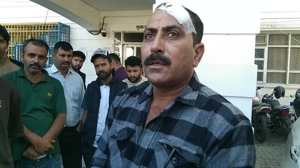 पांवटा डाकपत्थर मुख्यमार्ग स्थित हरिपुर टोहाना के पास निजी बस चालक धनवीर पुंडीर उर्फ बाबू के सिर पर लठ्ठ मारकर किया घायल, को लेकर पहाड़ी लोगों ने किया पांवटा पुलिस थाने का घेराव