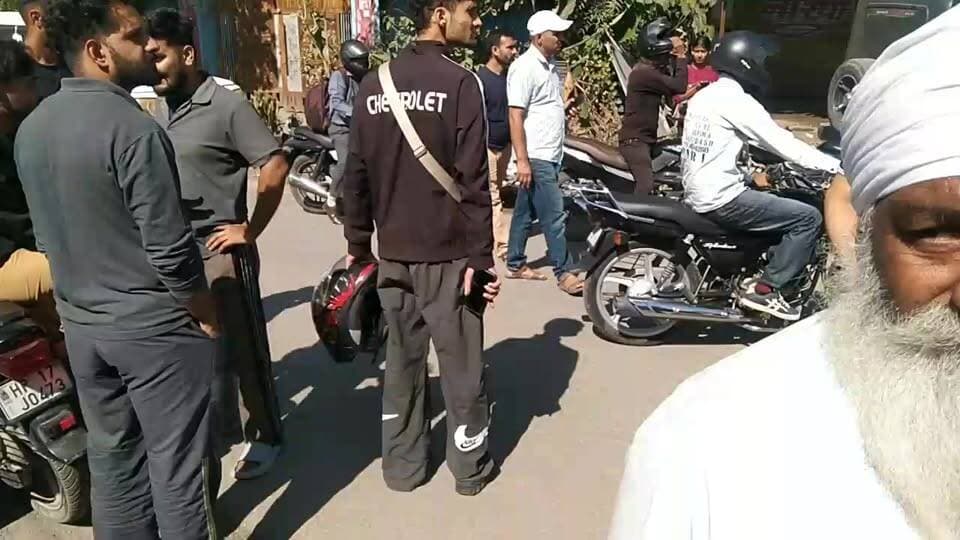 डीएसपी के आने के बाद भी नहीं खुला जाम, दोषी भी पकड़ से बाहर
पांवटा डाकपत्थर मुख्यमार्ग स्थित हरिपुर टोहाना के पास निजी बस चालक धन वीर पुंडीर उर्फ बाबू के सिर पर लठ्ठ से किया घायल, सड़क जाम