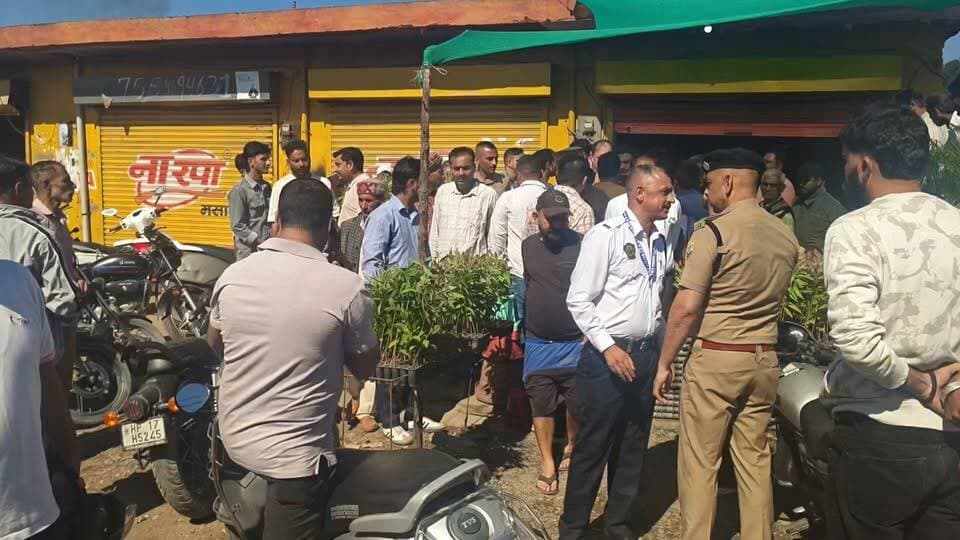 डीएसपी के आने के बाद भी नहीं खुला जाम, दोषी भी पकड़ से बाहर
पांवटा डाकपत्थर मुख्यमार्ग स्थित हरिपुर टोहाना के पास निजी बस चालक धन वीर पुंडीर उर्फ बाबू के सिर पर लठ्ठ से किया घायल, सड़क जाम