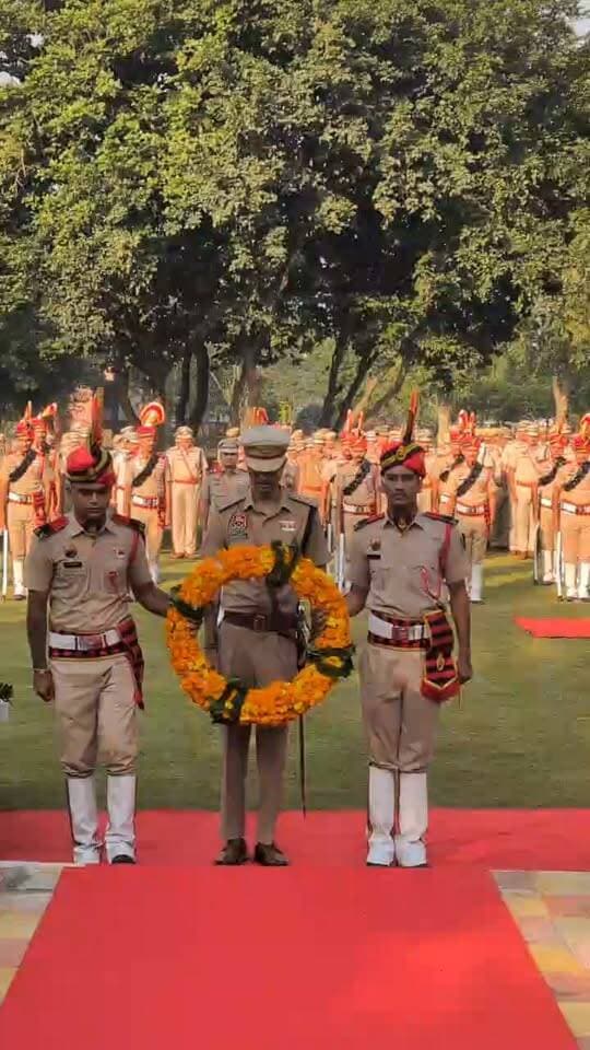 *जिला पुलिस लाइन, रेवाड़ी में हर वर्ष की भांति 21 अक्टूबर को पुलिस शहीदी स्मृति दिवस एवं पुलिस झंडा दिवस मनाया गया।*
- *साउथ रेंज आईजी श्री ओम प्रकाश नरवाल व एसपी रेवाड़ी श्री हेमेंद्र कुमार मीणा ने शहीदों को पुष्प अर्पित कर दी श्रद्धांजलि*
रेवाड़ी समाचार पंकज कुमार।
*शहीद जवानों की शहादत एवं वीरगति को कभी भुलाया नहीं जा सकता- आईजी श्री ओम प्रकाश नरवाल*
*एक वर्ष की अवधि में देश भर के 154 जवानों ने देश के लिए अपने प्राणों को न्यौछावर कर दी शहादत।*
*श्री ओम प्रकाश नरवाल, IPS आईजीपी साउथ रेंज,रेवाड़ी ने शहीदों के परिवारों को किया सम्मानित, कहा पुलिस प्रशासन सदैव आपके साथ।*
दिल्ली रोड स्थित जिला पुलिस लाइन में बुधवार को पुलिस स्मृति एंव झंडा दिवस मनाया गया। कार्यक्रम में आईजीपी साउथ रेंज रेवाड़ी श्री ओम प्रकाश नरवाल, एसपी रेवाड़ी श्री हेमेंद्र कुमार मीणा, एएसपी रेवाड़ी दीपिका अग्रवाल, डीएसपी हेडक्वार्टर श्री संजीव बल्हारा, डीएसपी बावल श्री सज्जन सिंह, डीएसपी कोसली विद्यानन्द सहित अन्य अधिकारियों व जवानों ने शहीद हुए पुलिस व अर्धसैनिक बलों के जवानों का भावपूर्ण स्मरण किया। इस दौरान पिछले 1 वर्ष में शहीद हुए 154 जवानों के नाम पढे गए और सभी शहीद जवानों को पुष्प अर्पित कर श्रद्धांजलि दी गई। इसके पश्चात पुलिस अधिकारियों व कर्मचारियों द्वारा एक दुसरे की शर्ट पर पुलिस ध्वज लगाकर पुलिस झंडा दिवस मनाया।
शहीद स्मृति दिवस के अवसर पर आईजीपी साउथ रेंज रेवाड़ी श्री ओम प्रकाश नरवाल, आईपीएस ने वीर जवानों की कुर्बानी से प्रेरणा लेने का आह्वान करते हुए कहा कि शहीदों की कुर्बानी को कभी नहीं भुलाया जा सकता। शहीदों की बदौलत ही हम आज आजादी की हवा में सांस ले रहे है तथा दुश्मनों से देश की सीमाएं सुरक्षित है। उन्होंने कहा कि देश में पुलिस स्मृति दिवस 21 अक्टूबर को मनाया जाता है। 21 अक्टूबर 1959 को केन्द्रीय आरक्षी पुलिस बल के दस जवानों ने लद्दाख में देश की सीमा की सुरक्षा करते हुए चीन की सेना के साथ हुई मुठभेड़ में अपने प्राण बलिदान किए थे। उन पुलिसकर्मियों का अंतिम संस्कार हॉट स्प्रिंग्स में पूरे पुलिस सम्मान के साथ हुआ था। उन्ही शहीदों के सम्मान में हर साल 21 अक्टूबर को नेशनल पुलिस डे या पुलिस स्मृति दिवस मनाया जाता है ।
*ऐसे हुई स्मृति दिवस मनाने की शुरुआत :-*
जनवरी 1960 में राज्यों और केंद्र शासित प्रदेशों के पुलिस महानिरीक्षको का वार्षिक सम्मेलन हुआ था। इस सम्मेलन में लद्दाख में शहीद हुए उन वीर पुलिसकर्मियों और साल के दौरान ड्यूटी पर जान गंवाने वाले अन्य पुलिसकर्मियों को सम्मानित करने का फैसला लिया गया।
*वीर सपूतों की गौरव गाथा*
वीर शहीद सपूतों की गौरव गाथा बताते हुए आईजीपी साउथ रेंज रेवाड़ी ने कहा कि जिले के रहने वाले एएसआई चन्द्रहास, एसआई रणबीर सिंह वा सिपाही माहीचंद अपने कर्तव्तयों का पालन करते हुए देश के लिए अपने प्राणों की आहुति देते हुए शहीद हुए। एसआई रणबीर सिंह 15 नवंबर वर्ष 2018 में सीआईए धारूहेड़ा में तैनात थे उसी समय कंट्रोल रूम से मिली सूचना के आधार पर वह धारूहेड़ा कंपनी एरिया में हत्या के एक मामले में वांछित अपराधी को पकड़ने का प्रयास कर रहे थे उसी दौरान वांछित अपराधी ने एसआई रणबीर सिंह पर सीधे फायर कर दिया। गोली एसआई रणबीर सिंह के पेट में लगी थी। जिससे एसआई रणबीर सिंह शहीद हो गए। वहीं एएसआई चन्द्रहास 17 मार्च वर्ष 1997 को गुरुग्राम में तैनात थे और गुरुग्राम में कुख्यात अपराधियों की धरपकड़ करने के दौरान व अपराधियों द्वारा सीधे गाड़ी चढा देने पर वीरगति को प्राप्त हो गए। वहीं सिपाही माहीचंद 01 नवंबर वर्ष 1970 को 2nd बटालियन में तैनात थे और कानून व्यवस्था ड्यूटी के लिए पश्चिम बंगाल गए हुए थे जो नक्सली हमले में वीरगति को प्राप्त हो गए।
इस अवसर पर आईजीपी साउथ रेंज रेवाड़ी श्री ओम प्रकाश नरवाल ने शहीदों के परिवारों को सम्मानित करते हुए उन्हें आश्वासन दिया कि पुलिस प्रशासन हर समय उनके साथ है। वहीं तीनो शहीद परिवार ने कहा कि आज उन्हें अपने शहीदों की कुर्बानी का बिल्कुल भी गम नहीं बल्कि गर्व है कि उनकी जान देश की रक्षा के काम आई।