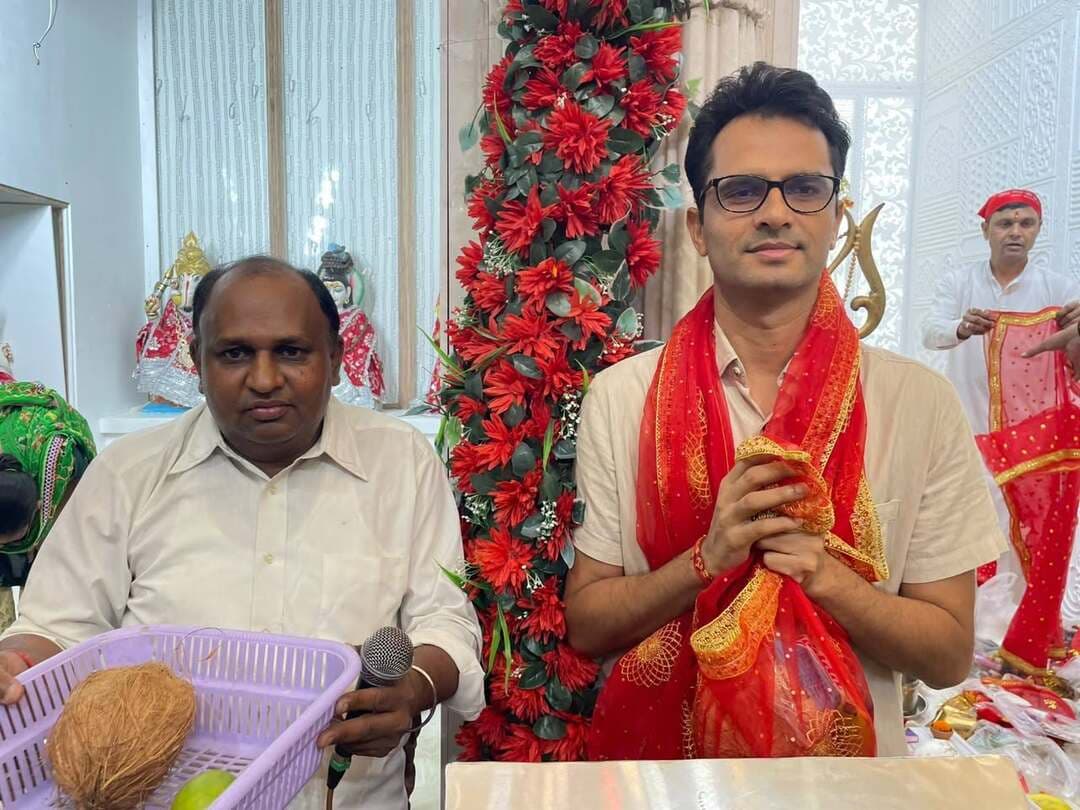 जिला पुलिस अधीक्षक हेमेन्द्र मीणा ने दुर्गा मंदिर में माथा टेककर मां दुर्गा का लिया आशीर्वाद
रेवाड़ी। शारदीय नवरात्र के पावन अवसर पर जिला रेवाड़ी के पुलिस अधीक्षक श्री हेमेंद्र मीणा दुर्गा मंदिर में मां दुर्गा के दर्शन करने पहुंचे। उन्होंने मां के दरबार में माथा टेककर पूजा-अर्चना की और देश व प्रदेश की खुशहाली, सुख-समृद्धि एवं शांति के लिए प्रार्थना की।
इस अवसर पर मंदिर के मुख्य पुजारी अयोध्या प्रसाद तिवारी एवं राधे गुरु जी ने पुलिस अधीक्षक हेमेंद्र सिंह मीणा को मां दुर्गा का आशीर्वाद प्रदान किया। वहीं, दुर्गा मंदिर कमेटी के सदस्य एवं मीडिया प्रवक्ता कृष्ण कुमार लखेरा ने पुलिस अधीक्षक का स्वागत किया।
नवरात्र के पावन अवसर पर मंदिर में श्रद्धा और भक्ति का माहौल रहा। मां दुर्गा के दरबार में पहुंचकर पुलिस अधीक्षक ने धार्मिक आस्था व्यक्त की और सभी के सुख, शांति एवं समृद्धि की कामना की।