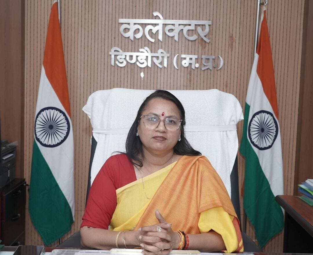 *मुख्यमंत्री जनविश्वास अभियान के तहत 23 अक्टूबर को पाकर बर्घरा में लगेगा शिविर*
*विभिन्न शासकीय योजनाओं एवं जनसमस्याओं के निराकरण के लिए ग्रामीणों को मिलेगा अवसर*
मुख्यमंत्री जनविश्वास अभियान 2026 के अंतर्गत आमजन की समस्याओं के निराकरण तथा शासकीय योजनाओं का लाभ पात्र हितग्राहियों तक पहुंचाने के उद्देश्य से प्रत्येक शुक्रवार को जनविश्वास शिविरों का आयोजन किया जा रहा है। इसी क्रम में 23 अक्टूबर 2026, शुक्रवार को विकासखंड डिंडौरी की ग्राम पंचायत पाकर बर्घरा में जनविश्वास शिविर आयोजित किया जाएगा।
शिविर के माध्यम से ग्रामीणजन विभिन्न शासकीय योजनाओं से संबंधित आवेदन प्रस्तुत कर सकेंगे तथा अपनी समस्याओं के निराकरण के लिए संबंधित विभागों से संपर्क कर सकेंगे। अभियान का उद्देश्य आमजन को शासकीय सेवाएं सहज रूप से उपलब्ध कराना तथा पात्र हितग्राहियों को योजनाओं का लाभ दिलाना है। ग्रामीणों से अपील है कि वे शिविर में उपस्थित होकर उपलब्ध सेवाओं का लाभ उठाएं।
<nis:link nis:type=tag nis:id=dindori nis:value=Dindori nis:enabled=true nis:link/> <nis:link nis:type=tag nis:id=dindoridistrict nis:value=DindoriDistrict nis:enabled=true nis:link/> <nis:link nis:type=tag nis:id=madhyapradesh nis:value=MadhyaPradesh nis:enabled=true nis:link/> <nis:link nis:type=tag nis:id=chiefministerjanvishwasabhiyan nis:value=ChiefMinisterJanVishwasAbhiyan nis:enabled=true nis:link/> <nis:link nis:type=tag nis:id=janvishwasabhiyan2026 nis:value=JanVishwasAbhiyan2026 nis:enabled=true nis:link/> <nis:link nis:type=tag nis:id=publicwelfare nis:value=PublicWelfare nis:enabled=true nis:link/> <nis:link nis:type=tag nis:id=governmentschemes nis:value=GovernmentSchemes nis:enabled=true nis:link/> <nis:link nis:type=tag nis:id=publicgrievanceredressal nis:value=PublicGrievanceRedressal nis:enabled=true nis:link/>
<nis:link nis:type=tag nis:id=jansamparkdindori nis:value=jansamparkdindori nis:enabled=true nis:link/>