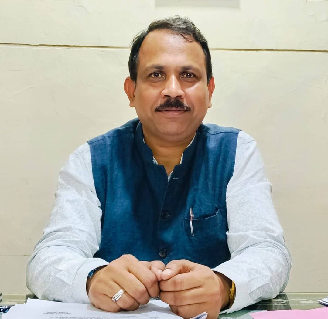 *चार लाख रूपए की अनुदान सहायता राशि स्वीकृत*
अनुविभागीय अधिकारी राजस्व डिंडौरी श्री रामबाबू देवांगन ने राजस्व पुस्तक परिपत्र 6-4 के प्रकरण पर कार्यवाही करते हुए चार लाख रूपए की सहायता राशि प्रदान करने के आदेश जारी किए हैं। जारी आदेश के मुताबिक मृतिका मीना बाई राव उर्फ कली बाई पति रम्मू प्रसाद राव निवासी वार्ड क्रमांक 15 डिण्डौरी तहसील व जिला डिंडौरी की ग्राम जोगीटिकरिया बाल हनुमान मंदिर के पास स्थित टैंक के पानी में डूबने से मृत्यु हो जाने के कारण मृतक के निकटतम वारिसान पति रम्मू प्रसाद राव को 4 लाख रूपए की अनुदान सहायता राशि प्रदान की गई है। मीना बाई राव उर्फ कली बाई की मृत्यु 07 फरवरी 2026 को बाल हनुमान मंदिर के पास स्थित टैंक के पानी में डूबने से हुई थी।
<nis:link nis:type=tag nis:id=dindori nis:value=Dindori nis:enabled=true nis:link/> <nis:link nis:type=tag nis:id=dindoridistrict nis:value=DindoriDistrict nis:enabled=true nis:link/> <nis:link nis:type=tag nis:id=madhyapradesh nis:value=MadhyaPradesh nis:enabled=true nis:link/> <nis:link nis:type=tag nis:id=financialassistance nis:value=FinancialAssistance nis:enabled=true nis:link/> <nis:link nis:type=tag nis:id=reliefamount nis:value=ReliefAmount nis:enabled=true nis:link/> <nis:link nis:type=tag nis:id=revenuedepartment nis:value=RevenueDepartment nis:enabled=true nis:link/> <nis:link nis:type=tag nis:id=revenuebookcircular nis:value=RevenueBookCircular nis:enabled=true nis:link/> <nis:link nis:type=tag nis:id=governmentassistance nis:value=GovernmentAssistance nis:enabled=true nis:link/> <nis:link nis:type=tag nis:id=collectordindori nis:value=CollectorDindori nis:enabled=true nis:link/> <nis:link nis:type=tag nis:id=jansamparkdindori nis:value=JansamparkDindori nis:enabled=true nis:link/>