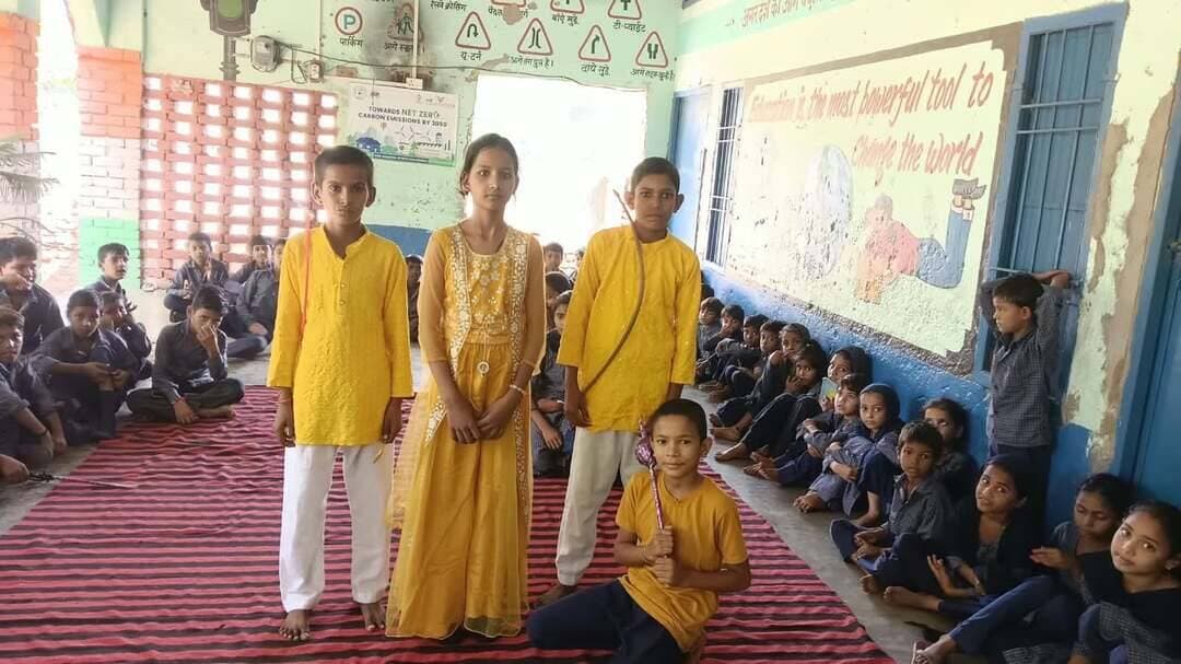 🚩🙏 रामलीला मंचन: संस्कारों, संस्कृति और आदर्शों से जुड़ती नई पीढ़ी! 🌸✨
राजकीय मॉडल संस्कृति प्राथमिक विद्यालय, फिरोजपुर झिरका के नन्हे विद्यार्थियों द्वारा रामलीला का सुंदर मंचन करना भारतीय संस्कृति, परंपराओं और नैतिक मूल्यों के संरक्षण की दिशा में एक सराहनीय पहल है। 👏🎭
🌟 जब बच्चे श्रीराम के आदर्शों को मंच पर जीवंत करते हैं, तो वे केवल अभिनय नहीं करते, बल्कि सत्य, मर्यादा, त्याग, कर्तव्य और धर्म के मार्ग पर चलने की प्रेरणा भी ग्रहण करते हैं।
विद्यालय में इस प्रकार की सांस्कृतिक गतिविधियाँ बच्चों के आत्मविश्वास, अभिव्यक्ति कौशल और रचनात्मक प्रतिभा को निखारने के साथ-साथ उन्हें अपनी गौरवशाली संस्कृति से जोड़ती हैं।
💐 नन्हे कलाकारों के उत्साह और शिक्षकों के मार्गदर्शन को हार्दिक बधाई। ऐसे प्रयास ही बच्चों के मन में संस्कारों के दीप जलाते हैं और हमारी सांस्कृतिक विरासत को अगली पीढ़ी तक पहुँचाते हैं।
संस्कारों से सशक्त बचपन, संस्कृति से समृद्ध भविष्य! 🇮🇳
#राजकीय_मॉडल_संस्कृति_प्राथमिक_विद्यालय_फिरोजपुर_झिरका
#रामलीला #जय_श्रीराम #भारतीय_संस्कृति #संस्कार_और_शिक्षा #नन्हे_कलाकार #सांस्कृतिक_गतिविधियां #विद्यालय_की_गतिविधियां #बाल_प्रतिभा #मूल्यपरक_शिक्षा #शिक्षा_के_साथ_संस्कार #ProudMoment