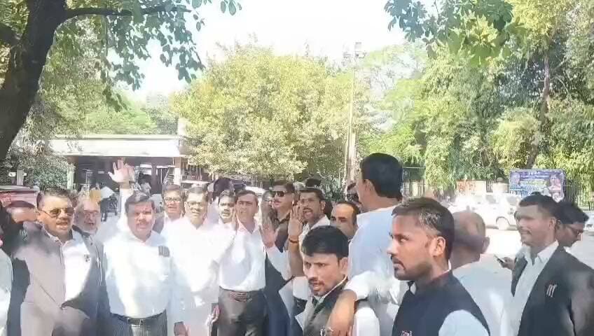 फतेहपुर में अधिवक्ताओं का ऐलान, हर बुधवार रहेगी हड़ताल
अधिवक्ता सुरक्षा कानून लागू करने समेत छह प्रमुख मांगों को लेकर मुख्यमंत्री को ज्ञापन
कल्याण राशि 5 लाख से बढ़ाकर 25 लाख करने की मांग, जिलाधिकारी को सौंपा पत्र
फतेहपुर | 21 अक्टूबर 2026 | ND NEWS | दैनिक निष्पक्ष धारा
उत्तर प्रदेश के फतेहपुर में अधिवक्ताओं की सुरक्षा, कल्याण और न्यायिक परिसरों में बुनियादी सुविधाओं की मांग को लेकर जिला बार एसोसिएशन ने आंदोलन का बिगुल फूंक दिया है। बुधवार को अध्यक्ष बाबू सिंह यादव और महामंत्री अनुराग नारायण मिश्र के नेतृत्व में अधिवक्ताओं ने मुख्यमंत्री को संबोधित ज्ञापन जिलाधिकारी को सौंपा। बार एसोसिएशन ने चेतावनी दी है कि मांगों पर त्वरित कार्रवाई नहीं होने तक प्रत्येक बुधवार को हड़ताल की जाएगी।
अधिवक्ता सुरक्षा अधिनियम लागू करने की मांग
जिला बार एसोसिएशन के पदाधिकारियों और सदस्यों ने प्रांतीय आह्वान तथा आमसभा में लिए गए निर्णय के तहत अपनी मांगें शासन तक पहुंचाईं। ज्ञापन में कानपुर बार एसोसिएशन और द लॉयर्स एसोसिएशन के प्रस्तावों तथा 16 सितंबर 2026 के निर्णय का हवाला देते हुए अधिवक्ताओं की सुरक्षा और अधिकारों के संरक्षण पर जोर दिया गया।
अधिवक्ताओं का कहना है कि न्यायिक व्यवस्था में महत्वपूर्ण भूमिका निभाने वाले वकीलों की सुरक्षा और कल्याण के लिए प्रभावी कदम उठाए जाने चाहिए, ताकि वे निर्भीक होकर अपने पेशेवर दायित्वों का निर्वहन कर सकें।
कल्याण राशि 25 लाख करने समेत प्रमुख मांगें
ज्ञापन में उत्तर प्रदेश में जल्द अधिवक्ता सुरक्षा अधिनियम लागू करने की मांग की गई है। इसके अलावा अधिवक्ता कल्याण राशि को मौजूदा पांच लाख रुपये से बढ़ाकर 25 लाख रुपये करने, नए अधिवक्ताओं को प्रोत्साहन भत्ता देने और 70 वर्ष की आयु पूरी कर चुके अधिवक्ताओं के लिए मानक भत्ता उपलब्ध कराने की मांग शामिल है।
अधिवक्ताओं ने न्यायिक परिसरों में वकीलों की संख्या के अनुरूप बैठने की पर्याप्त व्यवस्था, भवनों के निर्माण एवं पुनर्निर्माण के लिए प्रांतीय बजट में विशेष प्रावधान और अधिवक्ता अधिनियम में संशोधन से पहले बार संघों से विचार-विमर्श करने की मांग भी उठाई।
इसके साथ ही यू.पी. एक्ट 16, वर्ष 2021 के तहत न्यायिक क्षेत्राधिकार को प्रशासनिक न्यायालय से वापस लेकर पूर्व व्यवस्था के अनुसार दीवानी न्यायालय में तत्काल प्रभाव से लागू करने की मांग रखी गई।
हर बुधवार हड़ताल का निर्णय
ज्ञापन सौंपने के दौरान वरिष्ठ पदाधिकारियों सहित सतीश शर्मा, छाया देवी, अविनाश कुमार सिंह, गणेश प्रसाद तिवारी, सुनील कुमार गुप्ता, हंसराज सिंह, अमित सिंह, वागीश कुमार श्रीवास्तव और शिव प्रकाश मिश्रा समेत दर्जनों अधिवक्ताओं के हस्ताक्षर शामिल रहे।
अब अधिवक्ताओं की निगाहें शासन के निर्णय पर टिकी हैं। मांगों पर क्या कदम उठाए जाते हैं और प्रस्तावित साप्ताहिक हड़ताल कब तक जारी रहती है, यह आगामी प्रशासनिक कार्रवाई से स्पष्ट होगा।
एनडी न्यूज़ की अपील: शासन और संबंधित विभाग अधिवक्ताओं की मांगों पर संवाद स्थापित कर नियमानुसार समाधान निकालें। वहीं, बार एसोसिएशन से भी अपील है कि आंदोलन के दौरान न्याय चाहने वाले आम नागरिकों को होने वाली असुविधा कम करने के लिए आवश्यक समन्वय बनाए रखें।
👇👇
@dgpup
@RSSorg
@UPGovt
@wpl1090
@RSSgeet
@Uppolice
@MIB_India
@PMOIndia
@HMOIndia
@abmanglik
@VHPDigital
@igrangealld
@myogioffice
@InfoDeptUP
@dmfatehpur
@sdmsadarftp
@CMOfficeUP
@CMOUP_RC
@UPPRD1948
@ChiefSecyUP
@ChiefSecyUP
@MahantYogiG
@FatehpurSdm
@fatehpurpolice
@BajrangDalOrg
@rashtrapatibhvn
@UPMahilaKalyan
@112UttarPradesh
@myogiadityanath
@CommissionerPrg
@ADGZonPrayagraj
👇👇
#NDNews #दैनिकनिष्पक्षधारा #Fatehpur #DistrictBarAssociation #AdvocateProtectionAct #अधिवक्तासुरक्षा #उत्तरप्रदेशसरकार
👇👇👇
🟥 ND NEWS | दैनिक निष्पक्ष धारा
मुख्य संपादक/संस्थापक: राजन सिंह हाड़ा
सह-संपादक: शालिनी सिंह भदौरिया
रिपोर्ट: संबंधित जिला ब्यूरो
📅 दिनांक: 21 अक्टूबर 2026
📍 फतेहपुर: 1/1, अटल बिहारी चौराहा, नियर वर्मा चौराहा, UP–212601
📍 लखनऊ: विधानसभा रोड, बर्लिंगटन चौराहा, UP–226001
📍 दिल्ली: U158, विकास मार्ग, लक्ष्मी नगर, दिल्ली–110092
📧 ndnewschannel@gmail.com
📞 9696119696
संकल्प: निष्पक्ष पत्रकारिता, जनहित सर्वोपरि।