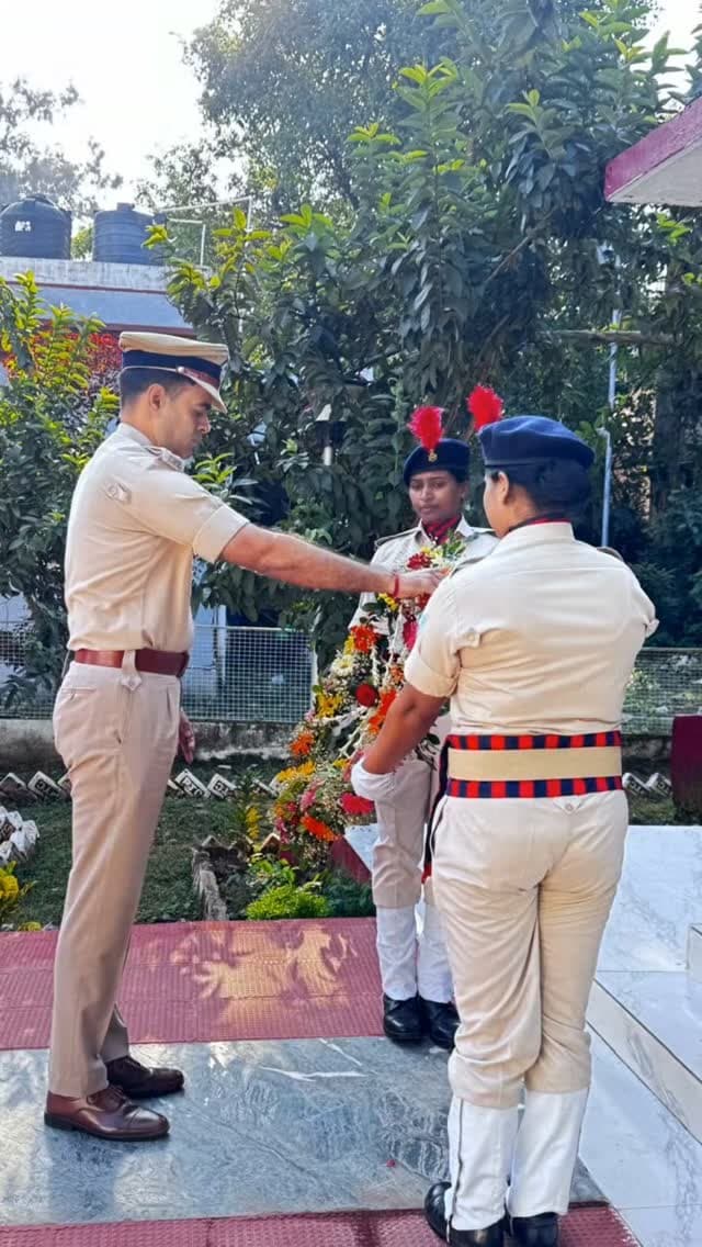 हजारीबाग पुलिस लाइन में गूंजी शहीदों की गौरवगाथा, DIG और SP ने परिजनों को सौंपा सम्मान
हजारीबाग: राष्ट्रीय पुलिस संस्मरण दिवस (शहीद दिवस) के अवसर पर आज, 21 अक्टूबर को हजारीबाग जिले के सभी प्रमुख पुलिस प्रतिष्ठानों और पुलिस केंद्र स्थित शहीद स्मारक पर अमर वीर जवानों को भावभीनी श्रद्धांजलि अर्पित की गई।
हजारीबाग पुलिस लाइन स्थित शहीद स्मारक पर पुष्पचक्र अर्पित कर श्रद्धांजलि देते डीआईजी, एसपी व अन्य वरीय पुलिस पदाधिकारी।
इस दौरान आंतरिक सुरक्षा, कानून-व्यवस्था और आम नागरिकों की हिफाजत के लिए कर्तव्य पथ पर सर्वोच्च बलिदान देने वाले वीर जांबाजों को नमन किया गया।
वरीय अधिकारियों ने अर्पित किया श्रद्धा सुमन
शहीद स्मारक परिसर में आयोजित कार्यक्रम में जिले के शीर्ष पुलिस अधिकारी एवं पुलिसकर्मी एकजुट हुए। स्मारक पर पुष्पचक्र अर्पित कर अमर शहीदों के योगदान को याद करने वालों में प्रमुख रूप से उपस्थित रहे:
अंजनी झा (भा.पु.से.) – पुलिस उप-म