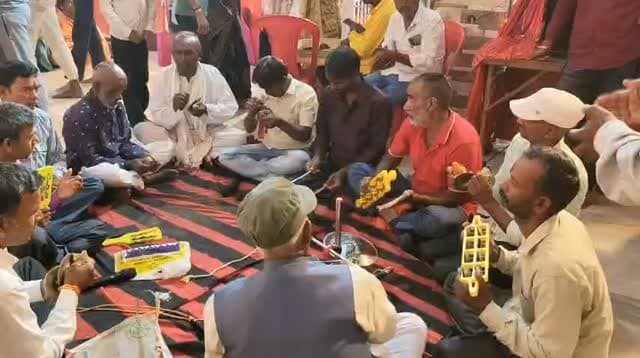 ग्राम गाडीसाडम की कीर्तन मंडली का पुराना दुर्गा मंडप में कीर्तन
कबलासी पंचायत के ग्राम गाडीसाडम से
कीर्तन मंडली पुराना दुर्गा मंडप दारु में कीर्तन करती हुई देखी गई। यह धार्मिक आयोजन स्थानीय लोगों के बीच श्रद्धा और भक्ति का प्रतीक था।
कीर्तन मंडली के सदस्यों ने पारंपरिक भजन-कीर्तन प्रस्तुत किए, जिससे वहां उपस्थित लोगों में आध्यात्मिक माहौल बना रहा।