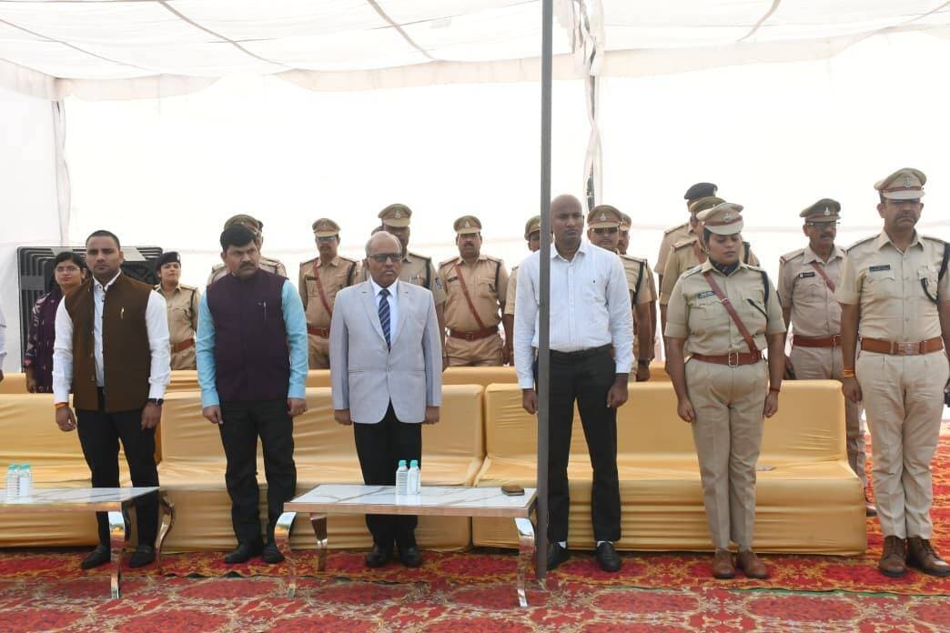 • पुलिस स्मृति दिवस परेड का गरिमामय आयोजन
• कर्तव्य की वेदी पर प्राण न्योछावर करने वाले अमर शहीदों को दी गई श्रद्धांजलि
• पुलिस अधीक्षक सीहोर श्रीमती सोनाक्षी सक्सेना ने किया शहीदों के नामों का वाचन
• प्रधान जिला न्यायाधीश, कलेक्टर, द्वितीय अपर सत्र न्यायाधीश, एएसपी सहित अनेक अधिकारियों ने पुष्पांजलि अपर्ति की।
पुलिस परेड ग्राउंड में पुलिस स्मृति दिवस परेड का आयोजन किया गया। इस अवसर पर देश में सुरक्षा एवं शांति व्यवस्था बनाए रखने के लिए अपने प्राणों की आहुति देने वाले अमर शहीद पुलिस अधिकारियों एवं कर्मचारियों को नमन करते हुए भावभीनी श्रद्धांजलि अर्पित की गई। इस अवसर पर प्रधान जिला न्यायाधीश श्री संजीव कुमार अग्रवाल, कलेक्टर श्री बालागुरू के. द्वितीय अपर सत्र न्यायाधीश श्री महेश वर्मा, जिला रजिस्ट्रार श्री अरविंद सिंह, एएसपी डॉ. प्रशांत चौबे सहित अनेक अधिकारियों ने पुष्पांजलि अपर्ति की।
समारोह के दौरान पुलिस अधीक्षक सीहोर, श्रीमती सोनाक्षी सक्सेना ने पुलिस स्मृति दिवस के ऐतिहासिक महत्व पर प्रकाश डाला। उन्होंने बताया कि 67 वर्ष पूर्व 21 अक्टूबर 1959 को लद्दाख के दुर्गम क्षेत्र हॉट स्प्रिंग में 16,000 फीट की ऊंचाई पर तैनात सी.आर.पी.एफ. की एक गश्ती टुकड़ी पर चीनी सेना ने घात लगाकर हमला किया था। सीमित संसाधनों के बावजूद हमारे जवानों ने अदम्य साहस और शौर्य का परिचय देते हुए चीनी सेना का डटकर मुकाबला किया और अंतिम सांस तक अपनी पोस्ट नहीं छोड़ी। मातृभूमि की रक्षा में सी.आर.पी.एफ. के 10 शूरवीर जवान वीरगति को प्राप्त हुए थे। उन्हीं अमर बलिदानियों की स्मृति में प्रत्येक वर्ष 21 अक्टूबर को देश भर में पुलिस स्मृति दिवस मनाया जाता है।
पुलिस अधीक्षक सीहोर श्रीमती सोनाक्षी सक्सेना ने विगत एक वर्ष (1 सितंबर 2025 से 31 अगस्त 2026 तक) की अवधि में संपूर्ण भारतवर्ष में कर्तव्य की वेदी पर शहीद हुए राज्य पुलिस बल, केंद्रीय पुलिस बल एवं अन्य पुलिस संगठनों के 154 अधिकारियों एवं कर्मचारियों के नामों का वाचन कर उन्हें नमन किया । इन अमर बलिदानियों में मध्यप्रदेश पुलिस के 09 वीर जवान भी शामिल हैं ।
स्मृति दिवस परेड की कमान सूबेदार श्री अजय भिरे एवं पीसी गणेश सिंह डामोर द्वारा संभाली गई। परेड में शामिल प्लाटूनों द्वारा शोक शस्त्र की कार्यवाही करते हुए अमर शहीदों को सलामी दी गई तथा उपस्थित सभी जनों ने मौन रखकर वीरगति प्राप्त जवानों को स्मरण किया। डिस्ट्रिक्ट कमांडेंट श्रीमती नीलमणि लड़िया, एसडीओपी श्री प्रेम नारायण गोयल, डीएसपी श्री प्रवीण चढ़ोकर, रक्षित निरीक्षक श्री उपेंद्र यादव सहित अनेक पुलिस अधिकारी एवं कर्मचारियों ने पुष्पांजलि अर्पित की।
<nis:link nis:type=tag nis:id=jansamparkmp nis:value=JansamparkMP nis:enabled=true nis:link/> <nis:link nis:type=tag nis:id=cmmadhyapradesh nis:value=CMMadhyaPradesh nis:enabled=true nis:link/> <nis:link nis:type=tag nis:id=madhyapradesh nis:value=MadhyaPradesh nis:enabled=true nis:link/> <nis:link nis:type=tag nis:id=sehore nis:value=sehore nis:enabled=true nis:link/>