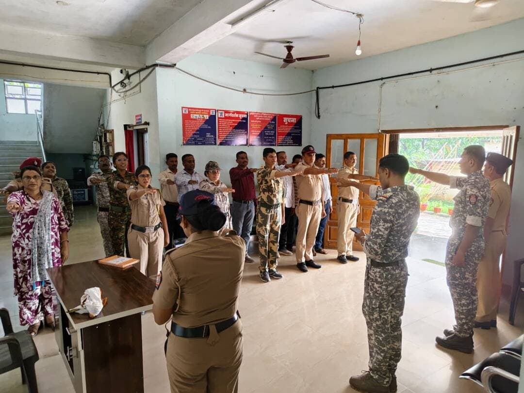 पोलीस स्टेशन डुग्गीपार परिसरातील सायबर सुरक्षे बाबत लोकांना माहिती देण्यात आली व सायबर प्रतिज्ञा घेण्यात आली.