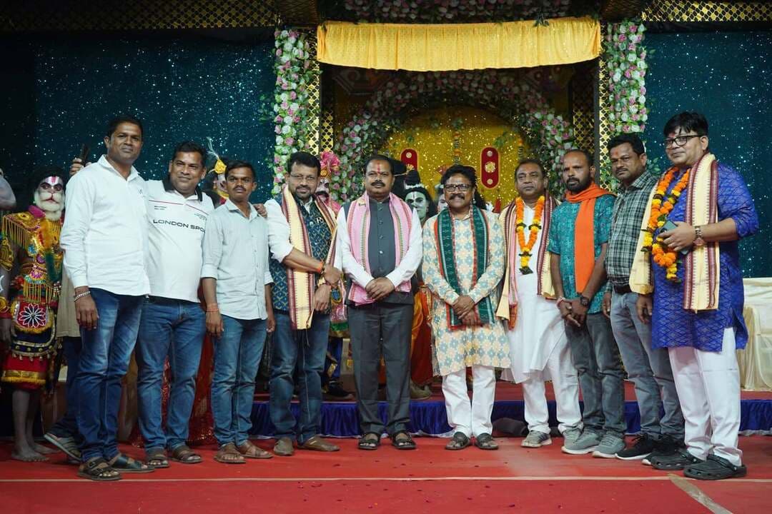 ରାଜ ଅତିଥି ଭାବେ ଯୋଗଦେଲେ ମାନ୍ୟବର ସ୍ୱାସ୍ଥ୍ୟମନ୍ତ୍ରୀ
ବାଉଁଶୁଣୀ ଡିମିରିପାଲି ଦୁର୍ଗାପୂଜା କମିଟି ଆନୁକୂଲ୍ୟରେ ଆୟୋଜିତ ୫୯ତମ ଶାରଦୀୟ ଦୁର୍ଗାପୂଜାର 'ରାବଣ ଦରବାର'ର ଅନ୍ତିମ ରଜନୀରେ ରାଜ ଅତିଥି ଭାବେ ମାନ୍ୟବର ସ୍ୱାସ୍ଥ୍ୟମନ୍ତ୍ରୀ ମୁକେଶ ମହାଲିଙ୍ଗ, ବୌଦ୍ଧ ବିଧାୟକ ତଥା ସରକାରୀ ଦଳ ମୁଖ୍ୟ ସଚେତକ ସରୋଜ କୁମାର ପ୍ରଧାନ ଏବଂ ବିରମହାରାଜପୁର ବିଧାୟକ ରଘୁନାଥ ଜଗଦଲା ଯୋଗଦେଇ କାର୍ଯ୍ୟକ୍ରମର ଶୋଭାବର୍ଦ୍ଧନ କରିଛନ୍ତି।
#baunsuni #boudh #ravandarbar #dussehra #Minister #healthminister #odishanewstoday