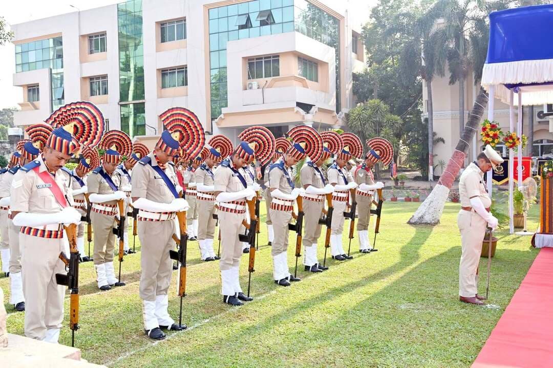 ବୌଦ୍ଧରେ ୬୭ତମ ଓଡ଼ିଶା ପୋଲିସ ସହିଦ ସ୍ମୃତି ସମାରୋହ
ଆଜି ବୌଦ୍ଧ IRB ପଡ଼ିଆ ପରିସରରେ ୬୭ତମ ଓଡ଼ିଶା ପୋଲିସ ସହିଦ ସ୍ମୃତି ସମାରୋହ ଅନୁଷ୍ଠିତ ହୋଇଯାଇଛି। ଏହି ଅବସରରେ ପତାକା ଉତ୍ତୋଳନ କରାଯିବା ସହ ଶ୍ରଦ୍ଧାଞ୍ଜଳି ଅର୍ପଣ କରାଯାଇଥିଲା। ମୁଖ୍ୟ ଅତିଥି ଭାବେ ଆରକ୍ଷୀ ଅଧୀକ୍ଷକ କୁଲଦୀପ ମୀନା,ଜିଲ୍ଲାପାଳ ବିଭୂତି ଭୂଷଣ ନାୟକ, ଅବକାରୀ ଅଧ୍ୟକ୍ଷକ ଶାନ୍ତି ମାରାଣ୍ଡି ଓ ସମସ୍ତ ପୋଲିସ ଅଧିକାରୀ।
ଏହି କାର୍ଯ୍ୟକ୍ରମରେ କର୍ତ୍ତବ୍ୟରତ ଅବସ୍ଥାରେ ସହିଦ ହୋଇଥିବା ପୋଲିସ କର୍ମଚାରୀ ସ୍ୱର୍ଗତ ବିଭୁଦେନ୍ଦୁ ବିଶ୍ୱାଳ ଓ ମାର୍ଶାଲଙ୍କ ପରିବାରବର୍ଗଙ୍କୁ ସମ୍ବର୍ଦ୍ଧିତ କରାଯାଇଥିଲା।
#BoudhNews #OdishaPolice #PoliceCommemorationDay #Boudh #Odisha