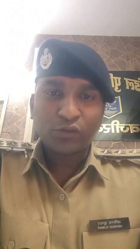 गोलीबारी मामले में प्रतिक्रिया देते DSP वजीरगंज।
एक दरोगा के दोनों बेटे को मारी गो*ली, एक की मौके पर मौ,त दूसरे की हालत गंभीर।