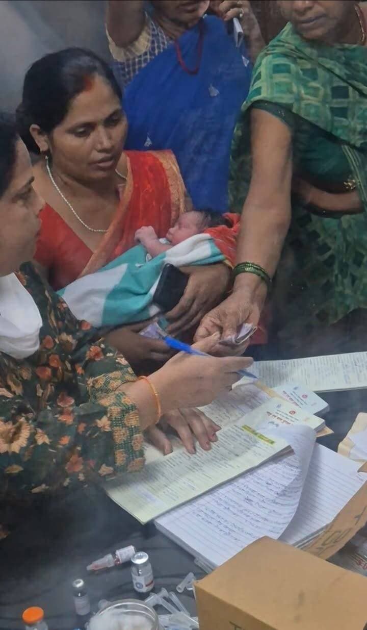 औरंगाबाद अस्पताल के प्रसव वार्ड में पैसे मांगने का आरोप, फटी बेडशीट को लेकर सिविल सर्जन से शिकायत
औरंगाबाद। जिले के सरकारी अस्पताल के प्रसव वार्ड में मरीजों एवं उनके परिजनों से पैसे मांगने और पैसे लेने का आरोप लगाया गया है। इसके साथ ही वार्ड में पुरानी और फटी बेडशीट के इस्तेमाल को लेकर भी सवाल उठाए गए हैं। मामले को लेकर समाजसेवी एवं राजद युवा जिला उपाध्यक्ष विकास राय यादव ने सिविल सर्जन, औरंगाबाद को लिखित आवेदन देकर निष्पक्ष जांच और आवश्यक कार्रवाई की मांग की है।
आवेदन में कहा गया है कि प्रसव जैसी महत्वपूर्ण स्वास्थ्य सेवा के दौरान मरीजों और उनके परिजनों से कथित रूप से पैसे की मांग किए जाने की शिकायत गंभीर है। वहीं, प्रसव वार्ड में पुरानी एवं फटी बेडशीट का इस्तेमाल अस्पताल की स्वच्छता और मरीजों की सुविधाओं पर सवाल खड़े करता है।
विकास राय यादव ने अपने आवेदन के साथ संबंधित स्थिति की तस्वीर भी संलग्न करने की बात कही है। उन्होंने सिविल सर्जन से पूरे मामले की निष्पक्ष जांच कराने, दोषी पाए जाने वाले कर्मियों के विरुद्ध नियमानुसार कार्रवाई करने तथा प्रसव वार्ड में साफ-सुथरी बेडशीट और बेहतर स्वास्थ्य सुविधाएं उपलब्ध कराने की मांग की है।
उन्होंने जनहित में शीघ्र संज्ञान लेकर आवश्यक कदम उठाने का अनुरोध किया है, ताकि मरीजों और उनके परिजनों को किसी प्रकार की परेशानी का सामना नहीं करना पड़े। हालांकि, लगाए गए आरोपों की स्वतंत्र पुष्टि और अस्पताल प्रशासन का पक्ष सामने आना अभी बाकी है।
भारत क्राइम लाइव न्यूज
#Aurangabad #BiharNews #HospitalNews #स्वास्थ्य_व्यवस्था #औरंगाबाद_समाचार #सिविल_सर्जन #प्रसव_वार्ड #जनहित #विकास_राय_यादव #RJD #BharatCrimeLiveNews