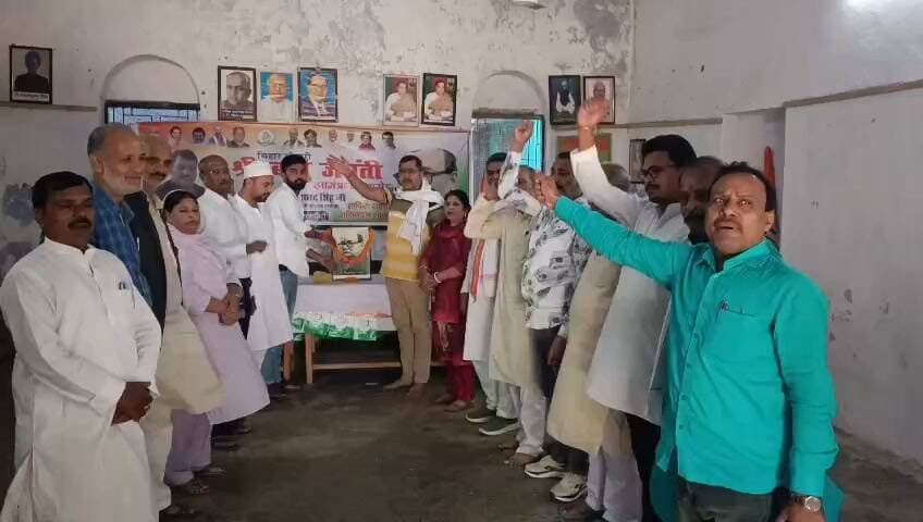 बिहार केसरी श्रीबाबू की जयंती पर कांग्रेस का संकल्प, बोले- उनके आदर्शों से ही बनेगा विकसित बिहार
गया जिला कांग्रेस कार्यालय में श्रद्धापूर्वक मनाई गई डॉ. श्रीकृष्ण सिंह की जयंती, माल्यार्पण कर स्वतंत्रता संग्राम और बिहार के नवनिर्माण में उनके योगदान को किया याद
गया। बिहार के प्रथम मुख्यमंत्री और महान स्वतंत्रता सेनानी बिहार केसरी डॉ. श्रीकृष्ण सिंह की जयंती पर बुधवार को गया जिला कांग्रेस कार्यालय, राजेंद्र आश्रम में श्रद्धा और सम्मान का माहौल रहा। जिला कांग्रेस कमेटी के अध्यक्ष रजनीश कुमार के नेतृत्व में कांग्रेसजनों ने श्रीबाबू के तैलचित्र पर माल्यार्पण एवं पुष्पांजलि अर्पित कर उन्हें नमन किया। इस मौके पर उनके संघर्षपूर्ण जीवन, ऐतिहासिक योगदान और जनसेवा के आदर्शों को याद करते हुए उनके बताए मार्ग पर चलने का संकल्प लिया गया।
कार्यक्रम की शुरुआत डॉ. श्रीकृष्ण सिंह के तैलचित्र पर माल्यार्पण से हुई। उपस्थित नेताओं और कार्यकर्ताओं ने कहा कि श्रीबाबू का व्यक्तित्व बिहार के राजनीतिक इतिहास में विशेष स्थान रखता है। उन्होंने स्वतंत्रता आंदोलन में महत्वपूर्ण भूमिका निभाई और आजादी के बाद बिहार को विकास की राह पर आगे बढ़ाने में अहम योगदान दिया। उनके नेतृत्व, दूरदर्शिता और जनकल्याण के प्रति समर्पण ने आधुनिक बिहार की नींव मजबूत करने में महत्वपूर्ण भूमिका निभाई।
स्वतंत्रता आंदोलन से बिहार के नवनिर्माण तक निभाई ऐतिहासिक भूमिका
वक्ताओं ने कहा कि डॉ. श्रीकृष्ण सिंह केवल एक राजनेता नहीं, बल्कि संघर्ष, त्याग और जनसेवा की मिसाल थे। स्वतंत्रता संग्राम के दौरान उन्होंने देश की आजादी के लिए संघर्ष किया। आजादी के बाद मुख्यमंत्री के रूप में राज्य के विकास, शिक्षा के विस्तार, औद्योगिक प्रगति और सामाजिक बदलाव को प्राथमिकता दी। उनके कार्यों ने बिहार को नई दिशा देने में महत्वपूर्ण भूमिका निभाई।
कांग्रेस नेताओं ने कहा कि श्रीबाबू की सोच सत्ता तक सीमित नहीं थी, बल्कि उनका उद्देश्य समाज के व्यापक हितों की रक्षा करना और आम लोगों के जीवन में सकारात्मक बदलाव लाना था। उन्होंने सार्वजनिक जीवन में सिद्धांतों, जवाबदेही और जनहित को महत्व दिया। यही कारण है कि उनका नाम आज भी बिहार के इतिहास में सम्मान के साथ लिया जाता है।
श्रीबाबू के आदर्श आज भी प्रासंगिक
कार्यक्रम में वक्ताओं ने कहा कि वर्तमान समय में डॉ. श्रीकृष्ण सिंह के विचारों और सिद्धांतों को याद करना और भी जरूरी है। सामाजिक न्याय, शिक्षा, औद्योगिक विकास और जनकल्याण के प्रति उनकी प्रतिबद्धता आज की पीढ़ी के लिए प्रेरणास्रोत है। उनके जीवन से सीख लेकर समाज में एकता, भाईचारा और समान अवसरों को बढ़ावा दिया जा सकता है।
जिला कांग्रेस अध्यक्ष रजनीश कुमार के नेतृत्व में उपस्थित कांग्रेसजनों ने संकल्प लिया कि श्रीबाबू के आदर्शों को आत्मसात करते हुए जनसेवा के कार्यों को आगे बढ़ाया जाएगा। साथ ही कांग्रेस की विचारधारा और जनकल्याण से जुड़े मुद्दों को आम लोगों तक पहुंचाने के लिए लगातार प्रयास किए जाएंगे।
कांग्रेसजनों ने कहा कि किसी महापुरुष की जयंती मनाने का वास्तविक उद्देश्य केवल उनके चित्र पर पुष्प अर्पित करना नहीं, बल्कि उनके विचारों को अपने व्यवहार और कार्यों में उतारना है। श्रीबाबू के जीवन से प्रेरणा लेकर समाज और राज्य के विकास में योगदान देना ही उनके प्रति सच्ची श्रद्धांजलि होगी।
बड़ी संख्या में शामिल हुए कांग्रेसजन
इस अवसर पर रणजीत कश्यप, विजय कुमार मिठू, युगल किशोर सिंह, मदीना खातून, विद्या शर्मा, प्रदीप शर्मा, डॉ. कुमारी गीता पासवान, अशोक प्रसाद भारती, नवाब अली, राजीव कुमार सिंह लबी, दामोदर गोस्वामी, कुमार ओंकार शक्ति, सम्मी अख्तर, नवल किशोर शर्मा, चंदन महतो एवं अर्जुन गुप्ता सहित अनेक कांग्रेसजन मौजूद रहे।
कार्यक्रम के माध्यम से कांग्रेसजनों ने बिहार केसरी डॉ. श्रीकृष्ण सिंह के योगदान को याद करते हुए उनके आदर्शों पर चलने, जनसेवा को प्राथमिकता देने और समाज में सकारात्मक बदलाव के लिए प्रतिबद्ध रहने का संदेश दिया।