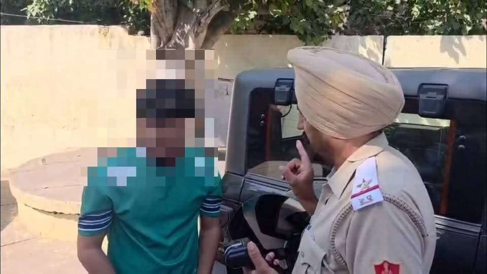 पंचकूला के दशहरा ग्राउंड में मॉडिफाइड थार से स्टंटबाजी कर रील बनाना पड़ा भारी, अब मांगी माफी, पुलिस ने 22500 का चालान काटकर कार जब्त की
पुलिस कमिश्नर पंकज नैन का युवाओं को संदेश- स्टंट दिखाकर नहीं, अपनी मेहनत और सफलता की रील बनाएं, ताकि दूसरे युवाओं को भी मिले प्रेरणा
पंचकूला/ 21 अक्टूबर:- सोशल मीडिया पर कुछ पल की लोकप्रियता हासिल करने के लिए सड़क पर स्टंटबाजी करना न केवल अपनी, बल्कि दूसरों की जान को भी खतरे में डाल सकता है। पंचकूला पुलिस ने ऐसे ही एक मामले में कार्रवाई करते हुए सेक्टर-5 स्थित दशहरा ग्राउंड में मॉडिफाइड थार से स्टंटबाजी करने वाले चालक का 22,500 रुपये का चालान किया है और वाहन को इंपाउंड कर थाना में खड़ा करवा दिया है।
डीसीपी क्राइम एंड ट्रैफिक आईपीएस अमरिंदर सिंह ने बताया कि दो-तीन दिन पहले सेक्टर-5 स्थित दशहरा ग्राउंड में एक थार चालक मॉडिफाइड वाहन से स्टंटबाजी करता दिखाई दिया था। पुलिस ने मामले को गंभीरता से लेते हुए चालक के संबंध में जानकारी जुटाई। इसके बाद आज सिटी ट्रैफिक थाना में थाना प्रभारी वरिंद्र कुमार द्वारा यातायात नियमों के विभिन्न उल्लंघनों के चलते वाहन का 22,500 रुपये का चालान किया गया और थार को इंपाउंड कर थाना परिसर में खड़ा करवाया गया।
कार्रवाई के दौरान थार चालक ने अपनी गलती स्वीकार करते हुए माफी मांगी और अन्य युवाओं से भी इस प्रकार की स्टंटबाजी नहीं करने की अपील की।
पुलिस कमिश्नर आईपीएस पंकज नैन का युवाओं को संदेश- रील नहीं, रियल लाइफ के लक्ष्य बनाएं
पुलिस कमिश्नर युवाओं से अपील की कि वे सोशल मीडिया पर दिखावे और सस्ती लोकप्रियता के पीछे भागने के बजाय जीवन में आगे बढ़ने के लिए मेहनत करें। उन्होंने कहा कि युवा पढ़ाई, खेल, कला और अन्य रचनात्मक क्षेत्रों में उपलब्धियां हासिल करें तथा अपनी मेहनत और सफलता की रील बनाएं, ताकि दूसरे युवाओं को भी उनसे प्रेरणा मिले। अपनी प्रतिभा और उपलब्धियों के दम पर पहचान बनाना ही सफलता का सही रास्ता है।