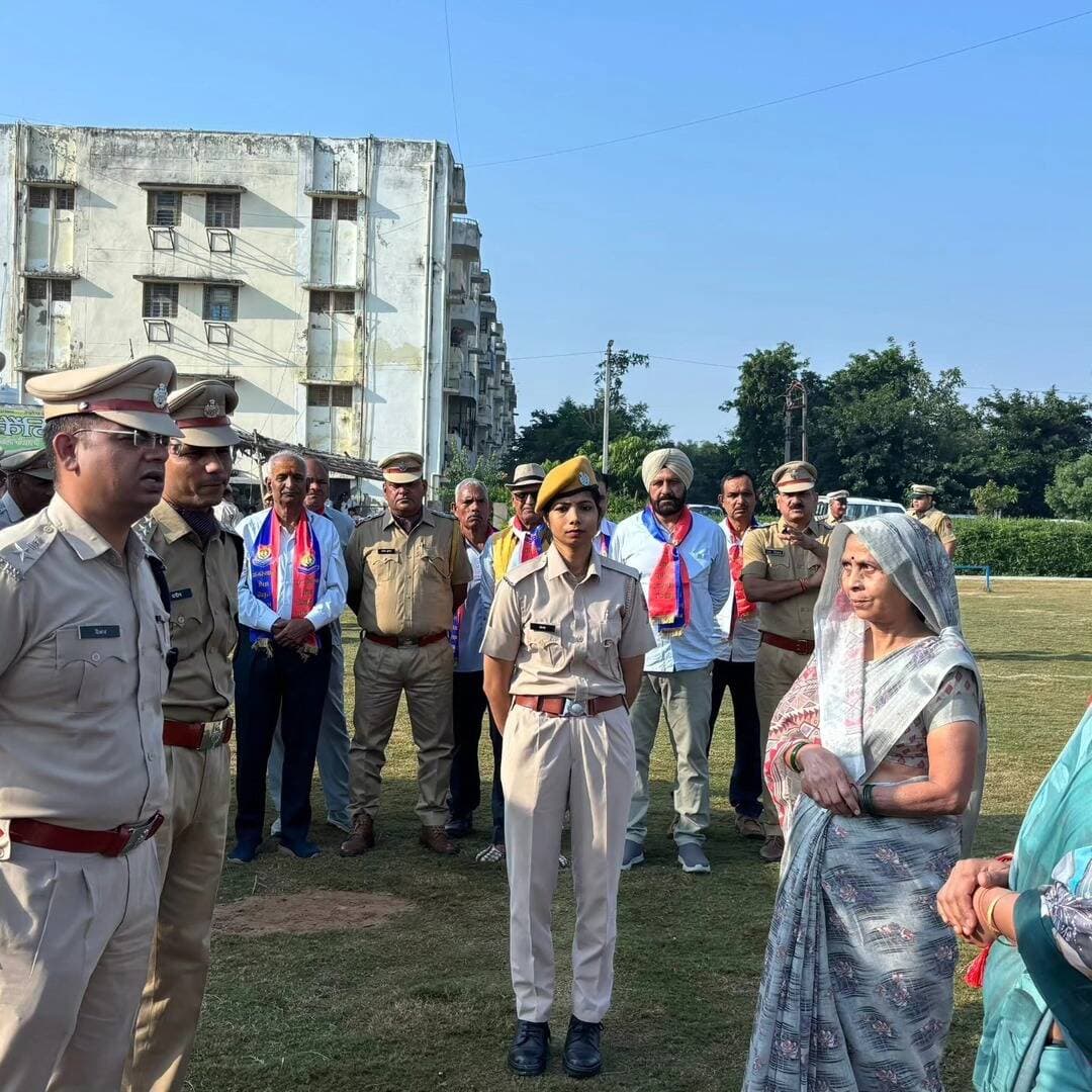 धौलपुर पुलिस ने पुलिस शहीद दिवस पर वीर शहीदों को किया नमन
पुलिस लाइन में शस्त्र झुका कर दी गई शोक सलामी, 144 राउंड फायरिंग कर शहीदों को दी श्रद्धांजलि
पुलिस अधीक्षक विकास सांगवान सहित पुलिस अधिकारियों एवं सेवानिवृत्त पुलिसकर्मियों ने किया वृक्षारोपण, शहीदों की वीरांगनाओं का शॉल ओढ़ाकर किया सम्मान*
राष्ट्र की सुरक्षा, कानून-व्यवस्था एवं आमजन की रक्षा करते हुए अपने प्राणों का सर्वोच्च बलिदान देने वाले पुलिसकर्मियों की स्मृति में बुधवार को पुलिस लाइन धौलपुर में पुलिस शहीद दिवस समारोह आयोजित किया गया। कार्यक्रम में पुलिस अधीक्षक विकास सांगवान सहित पुलिस अधिकारियों, जवानों एवं सेवानिवृत्त पुलिसकर्मियों ने शहीदों को श्रद्धासुमन अर्पित कर नमन किया तथा उनके अदम्य साहस, कर्तव्यनिष्ठा और सर्वोच्च बलिदान को याद किया। समारोह के दौरान पुलिस अधीक्षक विकास सांगवान ने देश के विभिन्न राज्यों, केंद्रशासित प्रदेशों एवं अर्द्धसैनिक बलों के 154 शहीद पुलिस अधिकारियों एवं कर्मचारियों के नाम एवं पदनाम का वाचन कर उनके बलिदान को स्मरण किया। पुलिस लाइन मैदान स्थित शहीद स्मारक पर पुष्पचक्र अर्पित कर वीर शहीदों को श्रद्धांजलि दी गई। सम्मान गार्ड ने शस्त्र झुका कर शोक सलामी दी तथा दिवंगत आत्माओं की स्मृति में दो मिनट का मौन रखा गया। पुलिस बैंड द्वारा ‘लास्ट पोस्ट’ धुन बजाकर शहीदों को भावपूर्ण श्रद्धांजलि दी गई। समारोह के दौरान तीन चक्रों में कुल 144 राउंड फायरिंग कर शहीदों को सम्मानपूर्वक सलामी दी गई। शहीद दिवस के अवसर पर पुलिस अधीक्षक श्री विकास सांगवान एवं सेवानिवृत्त पुलिसकर्मियों ने पुलिस लाइन परिसर में पौधारोपण किया। इस पहल के माध्यम से शहीद पुलिसकर्मियों की स्मृति को चिरस्थायी बनाने तथा पर्यावरण संरक्षण का संदेश दिया गया। समारोह के दौरान पुलिस अधीक्षक विकास सांगवान ने धौलपुर पुलिस के शहीद पुलिसकर्मियों की वीरांगनाओं को शॉल ओढ़ाकर सम्मानित किया। इस अवसर पर शहीदों के परिवारों के प्रति सम्मान, संवेदना एवं कृतज्ञता व्यक्त करते हुए उनके त्याग और बलिदान को राष्ट्र की अमूल्य धरोहर बताया गया। उल्लेखनीय है कि 21 अक्टूबर 1959 को भारत-चीन सीमा पर लद्दाख के हॉट स्प्रिंग्स क्षेत्र में चीनी सैनिकों के साथ मुठभेड़ के दौरान केंद्रीय रिजर्व पुलिस बल के दस जवान शहीद हो गए थे। उन्हीं वीर जवानों के बलिदान की स्मृति में प्रत्येक वर्ष 21 अक्टूबर को पुलिस स्मृति दिवस अथवा पुलिस शहीद दिवस मनाया जाता है। यह दिवस देश की सुरक्षा एवं नागरिकों की रक्षा के लिए अपने प्राण न्योछावर करने वाले पुलिसकर्मियों के प्रति