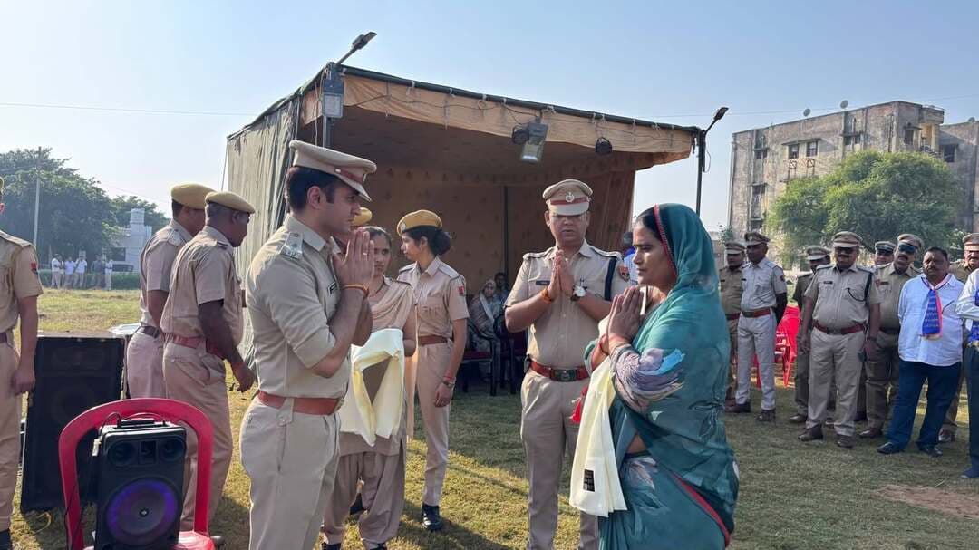धौलपुर पुलिस ने पुलिस शहीद दिवस पर वीर शहीदों को किया नमन
पुलिस लाइन में शस्त्र झुका कर दी गई शोक सलामी, 144 राउंड फायरिंग कर शहीदों को दी श्रद्धांजलि
पुलिस अधीक्षक विकास सांगवान सहित पुलिस अधिकारियों एवं सेवानिवृत्त पुलिसकर्मियों ने किया वृक्षारोपण, शहीदों की वीरांगनाओं का शॉल ओढ़ाकर किया सम्मान*
राष्ट्र की सुरक्षा, कानून-व्यवस्था एवं आमजन की रक्षा करते हुए अपने प्राणों का सर्वोच्च बलिदान देने वाले पुलिसकर्मियों की स्मृति में बुधवार को पुलिस लाइन धौलपुर में पुलिस शहीद दिवस समारोह आयोजित किया गया। कार्यक्रम में पुलिस अधीक्षक विकास सांगवान सहित पुलिस अधिकारियों, जवानों एवं सेवानिवृत्त पुलिसकर्मियों ने शहीदों को श्रद्धासुमन अर्पित कर नमन किया तथा उनके अदम्य साहस, कर्तव्यनिष्ठा और सर्वोच्च बलिदान को याद किया। समारोह के दौरान पुलिस अधीक्षक विकास सांगवान ने देश के विभिन्न राज्यों, केंद्रशासित प्रदेशों एवं अर्द्धसैनिक बलों के 154 शहीद पुलिस अधिकारियों एवं कर्मचारियों के नाम एवं पदनाम का वाचन कर उनके बलिदान को स्मरण किया। पुलिस लाइन मैदान स्थित शहीद स्मारक पर पुष्पचक्र अर्पित कर वीर शहीदों को श्रद्धांजलि दी गई। सम्मान गार्ड ने शस्त्र झुका कर शोक सलामी दी तथा दिवंगत आत्माओं की स्मृति में दो मिनट का मौन रखा गया। पुलिस बैंड द्वारा ‘लास्ट पोस्ट’ धुन बजाकर शहीदों को भावपूर्ण श्रद्धांजलि दी गई। समारोह के दौरान तीन चक्रों में कुल 144 राउंड फायरिंग कर शहीदों को सम्मानपूर्वक सलामी दी गई। शहीद दिवस के अवसर पर पुलिस अधीक्षक श्री विकास सांगवान एवं सेवानिवृत्त पुलिसकर्मियों ने पुलिस लाइन परिसर में पौधारोपण किया। इस पहल के माध्यम से शहीद पुलिसकर्मियों की स्मृति को चिरस्थायी बनाने तथा पर्यावरण संरक्षण का संदेश दिया गया। समारोह के दौरान पुलिस अधीक्षक विकास सांगवान ने धौलपुर पुलिस के शहीद पुलिसकर्मियों की वीरांगनाओं को शॉल ओढ़ाकर सम्मानित किया। इस अवसर पर शहीदों के परिवारों के प्रति सम्मान, संवेदना एवं कृतज्ञता व्यक्त करते हुए उनके त्याग और बलिदान को राष्ट्र की अमूल्य धरोहर बताया गया। उल्लेखनीय है कि 21 अक्टूबर 1959 को भारत-चीन सीमा पर लद्दाख के हॉट स्प्रिंग्स क्षेत्र में चीनी सैनिकों के साथ मुठभेड़ के दौरान केंद्रीय रिजर्व पुलिस बल के दस जवान शहीद हो गए थे। उन्हीं वीर जवानों के बलिदान की स्मृति में प्रत्येक वर्ष 21 अक्टूबर को पुलिस स्मृति दिवस अथवा पुलिस शहीद दिवस मनाया जाता है। यह दिवस देश की सुरक्षा एवं नागरिकों की रक्षा के लिए अपने प्राण न्योछावर करने वाले पुलिसकर्मियों के प्रति कृतज्ञता व्यक्त करने का अवसर है। कार्यक्रम में अतिरिक्त पुलिस अधीक्षक वैभव शर्मा, वृत्ताधिकारी धौलपुर प्रदीप नेहरा, थाना कोतवाली, निहालगंज एवं सदर धौलपुर के थानाधिकारीगण, एल.ओ. मोहन सिंह, हवलदार मेजर श्री जसराम सहित पुलिस अधिकारी, जवान एवं बड़ी संख्या में सेवानिवृत्त पुलिसकर्मी उपस्थित रहे।
#DholpurNews #highlight #highlightseveryone #followerseveryone #follower