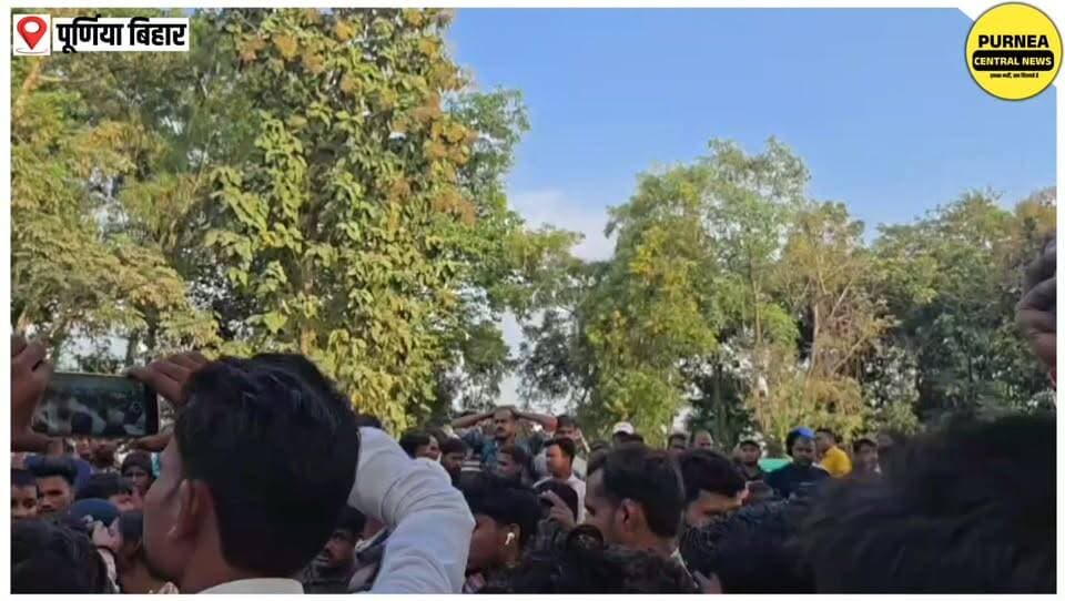 पूर्णिया-कसबा काट पुल के बीच भीषण सड़क हादसा, एक व्यक्ति की मौ/त..
#BreakingNews #BiharNews #PurneaNews