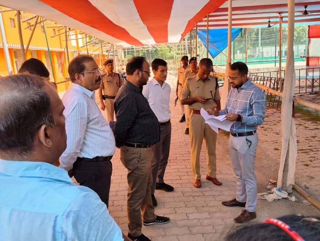 विधान परिषद चुनाव: डीएम ने तैयारियों को समीक्षा कर दिया अंतिम रूप
गुरुवार को ब्रीफिंग के बाद बूथ के लिए रवाना होंगे मतदान दल
जिला कोषागार से प्राप्त करेंगे सामग्री, बैलेट पेपर और मतपेटिका
===================
सारण, 21 अक्टूबर 2026
===================
सारण शिक्षक निर्वाचन को लेकर जिला निर्वाचन पदाधिकारी सह जिलाधिकारी वैभव श्रीवास्तव ने बुधवार को सभी स्तरों पर तैयारियों की समीक्षा करते हुए उसे अंतिम रूप देने का निदेश दिया. इस क्रम में उन्होंने बताया कि सारण जिला के मतदान कर्मियों का पार्टी मिलान और ब्रीफिंग गुरुवार को प्रेक्षागृह में आयोजित की जाएगी. ब्रीफिंग में मतदान दलों के साथ पुलिस बल, माइक्रो ऑब्जर्वर, पेट्रोलिंग मजिस्ट्रेट, जोनल मजिस्ट्रेट व उड़न दस्ते के अधिकारी शामिल रहेंगे. उसी समय उन्हें तीसरा और अंतिम प्रशिक्षण प्रदान किया जाएगा. उन्होंने निदेश दिया कि ब्रीफिंग के पश्चात् पोलिंग पार्टी सुरक्षा बल के साथ जिला कोषागार पहुंचेंगे और वहीं से मतदान सामग्री का बैग, बैलेट पेपर और मतपेटिका प्राप्त कर आवंटित बूथों के लिए रवाना होंगे. उन्होंने सामग्री और बैलेट पेपर सेल को आपसी समन्वय कर निर्धारित एसओपी के अनुरूप सभी व्यवस्था अपनी देख रेख में सुनिश्चित कराने का निदेश दिया.
समीक्षा के क्रम में जिलाधिकारी ने प्रेक्षागृह और गर्ल्स स्कूल में बनाए गए प्रशिक्षण केन्द्र मतपेटिका संग्रहण स्थल, स्ट्रॉन्ग रूम और काउंटिग हॉल का स्थलीय निरीक्षण किया. उन्होंने तैयारियों की समीक्षा करते हुए प्रेक्षागृह में पार्टी नंबर का सीट प्लान बनाने और कुर्सियों पर संबंधित स्टिकर लगाने का निदेश दिया ताकि कर्मियों को दिक्कत न हो. उन्होंने इसके लिए कार्मिक कोषांग को आवश्यक निदेश दिया. रिसीविंग सेंटर का निरीक्षण करते हुए उन्होंने अलग अलग जिलों के लिए बनाए जा रहे प्राप्ति काउन्टर पर आवश्यक साइनेज लगाने, पोलिंग अधिकारियों के बैठने और आराम से कार्य करने का स्थल चिन्हित करने, अतिरिक्त कुर्सी रखने का निदेश दिया.
उन्होंने अलग से हेल्प डेस्क का निर्माण करने के साथ ही प्रकाश का उचित प्रबंध करने आदि का निदेश दिया. उन्होंने कहा कि पांचों जिले के पोलिंग अधिकारी यहां पहुंचेंगे, इसलिए आवश्यक न्यूनतम सुविधा का पूरा ख्याल रखा जाना चाहिए. विशेष रूप से वाशरूम, पेय जल, चाय आदि की उपलब्धता पर ध्यान रखा जाना चाहिए, विशेष तौर पर दूर से आने वाले अधिकारी यदि रात में रुकना चाहें तो इसकी पर्याप्त व्यवस्था होनी चाहिए.
उन्होंने अलग अलग कोषांगों द्वारा किये जा रहे कार्यों के बारे एक-एक कर जानकारी लेते हुए मतगणना के लिए हॉल, अधिकारियों एवं कर्मियों के प्रवेश, अभिकर्ताओं के पृथक प्रवेश आदि का जायजा लेते हुए आवश्यक दिशा निर्देश दिया. प्रेक्षक, आरओ और पांचों जिला के डीएम सह सहायक निर्वाची पदाधिकारी और अधिकारियों के बैठने की व्यवस्था देखने के अलावा स्ट्रॉन्गरूम के बिजली सप्लाई को काटने, डबल लॉक सिस्टम, सीसीटीवी की अधिस्थान, रिले केंद्र, अभ्यर्थियों के प्रतिनिधि और अधिकारियों के बैठने हेतु कन्ट्रोल रूम आदि के निर्माण का जायजा लेते हुए आवश्यक निदेश दिया.
उन्होंने कैंपस को सुसज्जित बनाने और मतदान दल के वाहन को प्रवेश द्वार पर ड्रॉप करने के बाद पार्किंग की व्यवस्था राजेन्द्र स्टेडियम में कराने का निदेश दिया. अन्य स्टेशनरी और कम्प्यूटर सिस्टम, प्रिंटर, ध्वनि विस्तारक आदि की व्यवस्था को फूलप्रूफ बनाने का निदेश दिया.
भ्रमण और निरीक्षण के क्रम में एसएसपी रौशन कुमार, डीडीसी लक्ष्मण तिवारी, एडीएम मुकेश कुमार, प्रमोद कुमार पाण्डेय, उप मुख्य निर्वाचन पदाधिकारी अनिल कुमार राय, उप निर्वाचन पदाधिकारी जावेद एकबाल, डीपीआरओ नीना झा, एनडीसी रवि प्रकाश, अधीक्षण अभियंता भवन प्रमंडल अरबाज अहमद, निदेशक एन ई पी सुमिता कुमारी, डीआईओ तारणी कुमार, ईडीसी गुलाब हुसैन, वरीय कोषागार पदाधिकारी कुमार विजय प्रताप, एटीओ सीतेश कुमार, अवर निर्वाचन पदाधिकारी एखलाक अंसारी, दिलीप कुमार सिंह, उप नगर आयुक्त अरशद इमाम आदि उपस्थित थे.