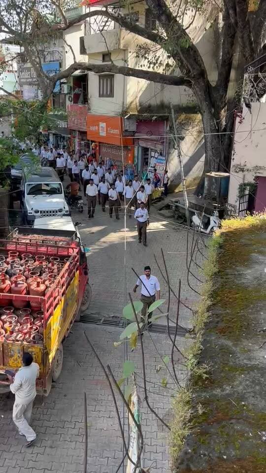 * नूरपुर में राष्ट्रीय स्वयंसेवक संघ ने विजयदशमी पर किया भव्य शस्त्र पूजन
* पूर्ण गणवेश पहनकर 156 स्वयंसेवकों ने किया नगर में भव्य पथ संचलन
* विभिन्न स्थानों पर नागरिकों एवं मातृशक्ति ने पुष्प बरसाकर किया सबका स्वागत
* कार्यक्रम में उमेश राणा, अशोक, मोहेंद्र तथा हरदेव जी रहे विशेष रूप उपस्थित रहे।
* दो वर्ष के नन्हें स्वयंसेवक निक्षय और मिशांक रहे आकर्षण का केंद्र