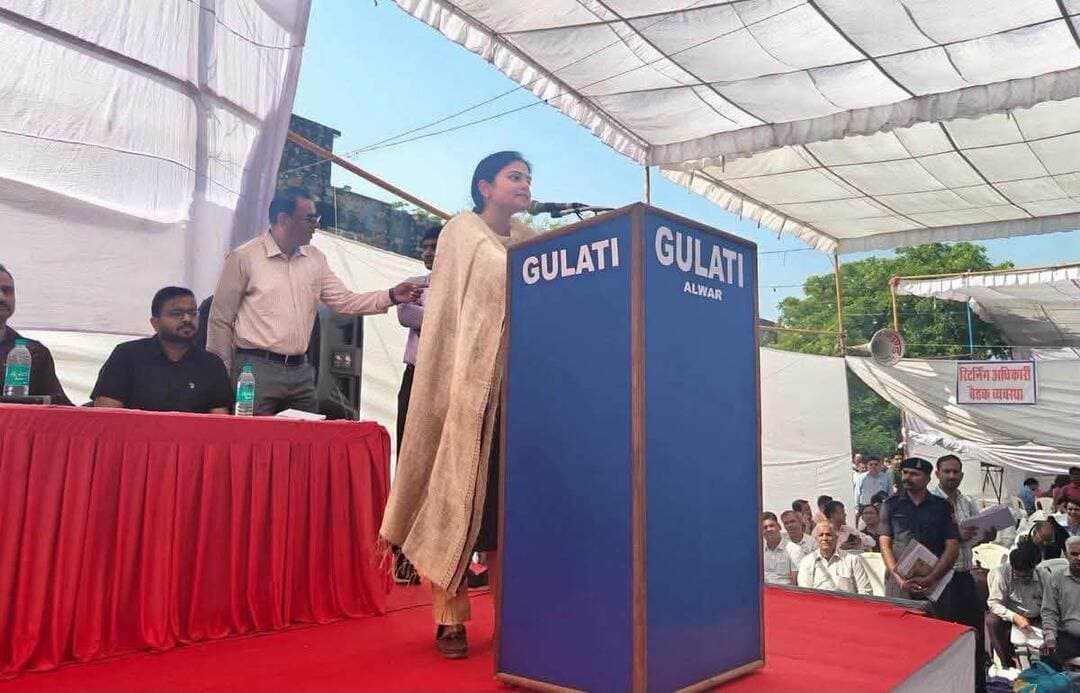अलवर जिला निर्वाचन अधिकारी डॉ आर्तिका शुक्ला के निर्देशन में जिले में पंचायत चुनाव के तहत प्रथम चरण के चुनाव के लिए 6 पंचायत समितियों हेतु मतदान दल बाबू शोभाराम राजकीय कला महाविद्यालय अलवर परिसर से अंतिम प्रशिक्षण पश्चात मतदान के लिए निर्धारित मतदान केंद्रों हेतु रवाना हुए