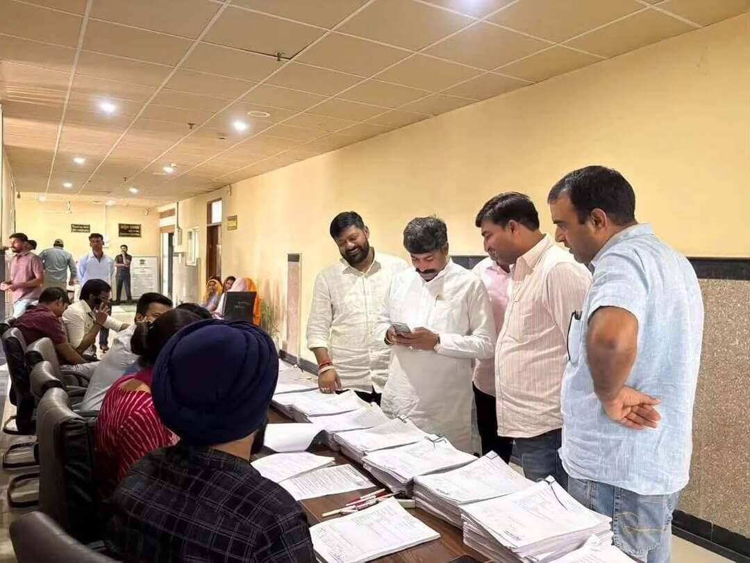 खैरथल-तिजारा जिला परिषद के उम्मीदवार कर रहे नामांकन