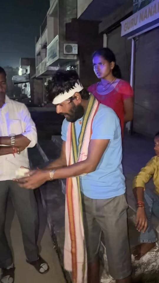 नशेड़ी पिता अपने बीवी बच्चों को मारता हुआ मौके पर डायल 112 पुलिस पहुंची। पुलिस अपनी जिम्मेदारी निभाते हुए