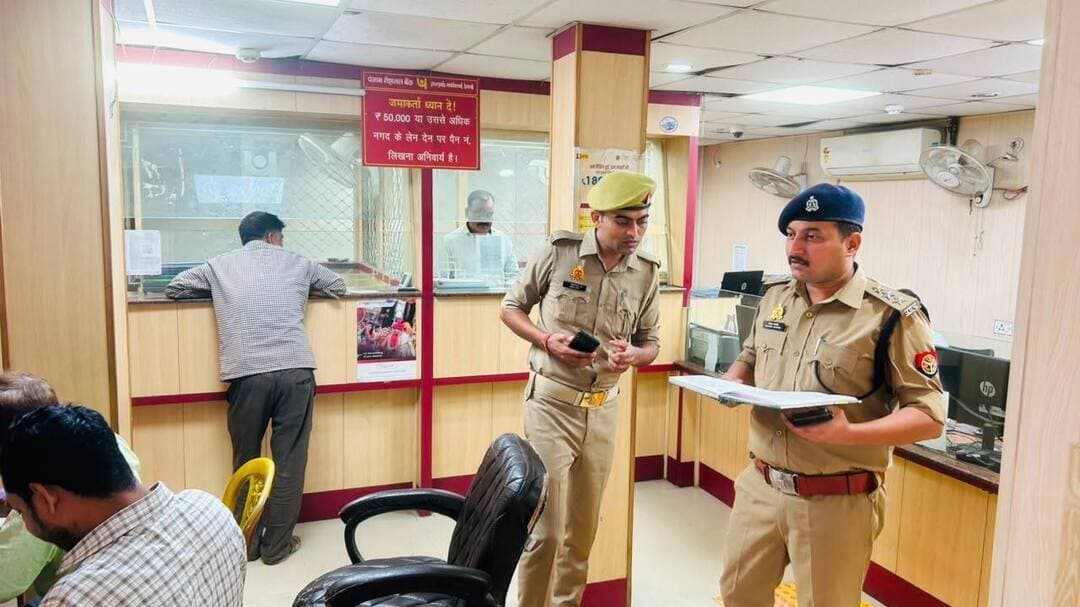 शाहजहांपुर -क्षेत्राधिकारी नगर द्वारा नगर क्षेत्र के विभिन्न बैंकों एवं एटीएम का सघन चेकिंग अभियान चलाकर सुरक्षा व्यवस्था का निरीक्षण किया गया।