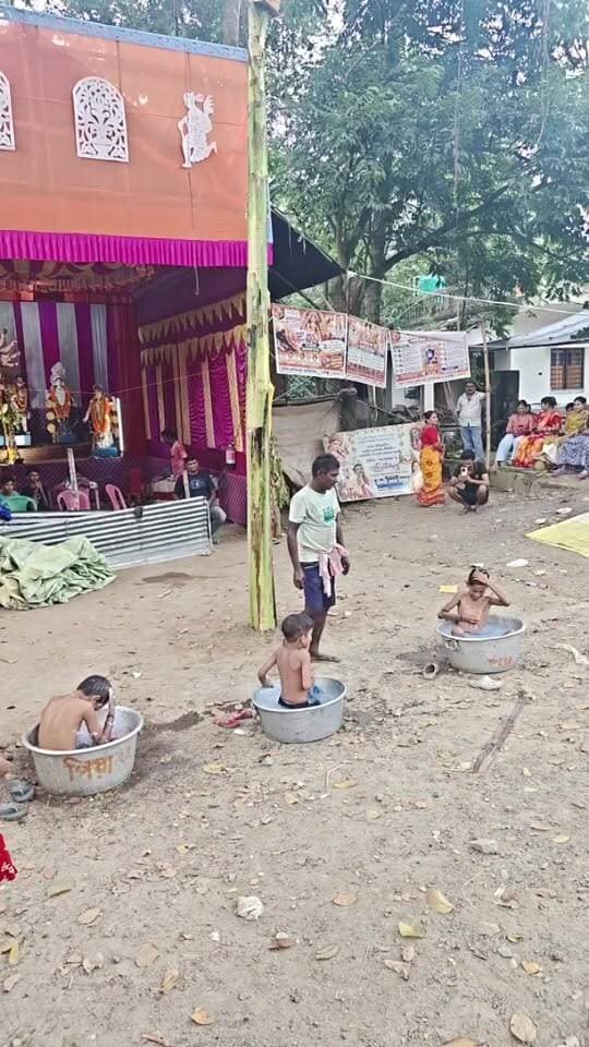 মুড়িঘাটা নিবেদিতা মহিলা গোষ্ঠীর পরিচালনায় প্রতিযোগিতামূলক খেলাধুলো সাবান মাখা প্রতিযোগিতা ,
