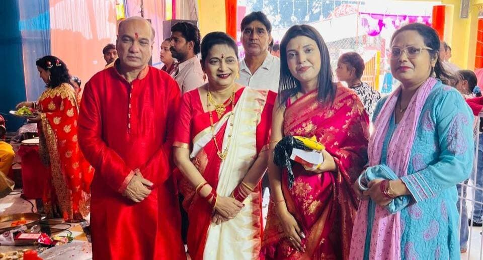 👉#ओसीएफ फैक्ट्री राम मंदिर में दुर्गा पूजा महोत्सव,महादशमी पर सिंदूरोत्सव की धूम
--#स्वाति सिंह ने महिलाओं के साथ खेला सिंदूर,दुर्गा पूजा महोत्सव में दिखा उत्साह
शाहजहांपुर। शहर स्थित ओसीएफ फैक्ट्री राम मंदिर में बुधवार को सार्वजनिक दुर्गा पूजा ट्रस्ट की ओर से दुर्गा पूजा महोत्सव का आयोजन किया गया। महादशमी के अवसर पर विशेष पूजा-अर्चना के साथ सिंदूरोत्सव का कार्यक्रम आयोजित हुआ। इसमें बड़ी संख्या में महिलाओं ने उत्साहपूर्वक भाग लिया और पारंपरिक रीति-रिवाजों के साथ सिंदूर खेला।कार्यक्रम में ओसीएफ फैक्ट्री के महाप्रबंधक एवं सार्वजनिक दुर्गा पूजा ट्रस्ट के मुख्य अतिथि श्रीकांत दोईफोड़े शामिल हुए। उन्होंने पूजा-अर्चना में भाग लेकर कार्यक्रम की गरिमा बढ़ाई और महिलाओं का उत्साहवर्धन किया।इस अवसर पर फाउंडेशन की अध्यक्ष स्वाति सिंह भी मौजूद रहीं। उन्होंने मां दुर्गा की पूजा की और महिलाओं के साथ सिंदूर खेला। साथ ही सभी को दुर्गा पूजा महोत्सव की शुभकामनाएं दीं।महादशमी पर आयोजित सिंदूरोत्सव में महिलाओं ने एक-दूसरे को सिंदूर लगाकर पर्व की खुशियां साझा कीं। पूरे आयोजन में उत्साह और उल्लास का माहौल रहा। ट्रस्ट के पदाधिकारियों ने बताया कि हर वर्ष की भांति इस बार भी परंपरागत रूप से सिंदूरोत्सव का आयोजन किया गया, जिसमें महिलाओं की सहभागिता विशेष रही।
स्वाति सिंह