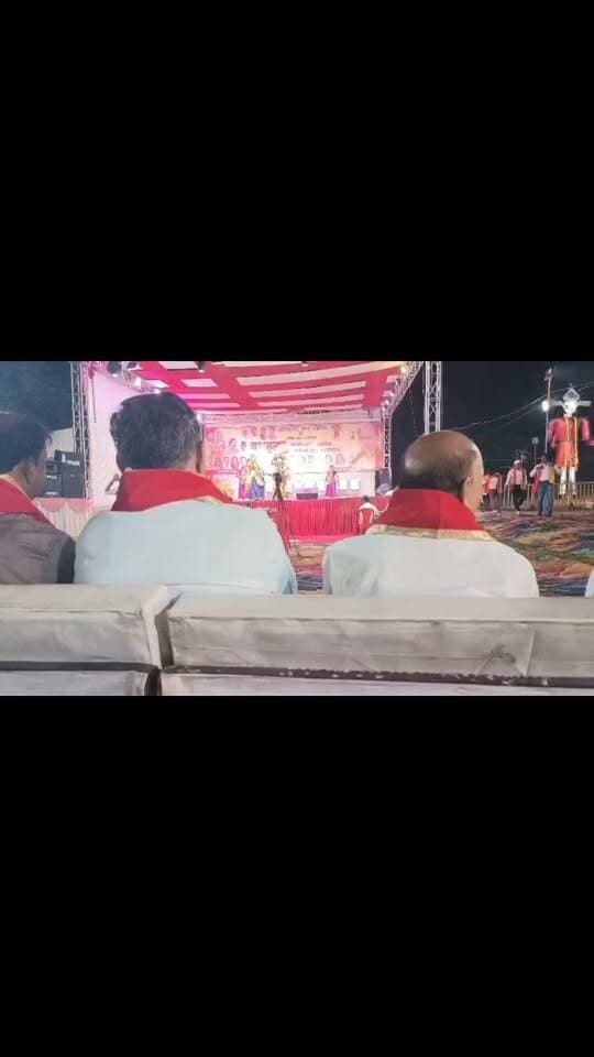 आज एक सवाल सभी से जिस भगवान की एक झलक पाने के लिए लोग दूर-दूर मंदिरों में जाते हैं लंबी लाइनों में लगते हैं उनके प्रतीकात्मक रूपों को किसी भी कार्यक्रम में नचाना क्या सही है कल मकरोनिया नगर पालिका द्वारा आयोजित कार्यक्रम में देवी देवताओं के प्रतीकात्मक रूपों का जो कार्यक्रम रखा गया था मेरे हिसाब से तो वह गलत है आपका इसमें क्या कहना है सीएमओ साहब आप पवन शर्मा है अगर आप यह करेंगे तो और किसे उम्मीद करें #cmomadhyapradesh #PMOIndia #viralreelsシ #trendingreels #nonfollowers