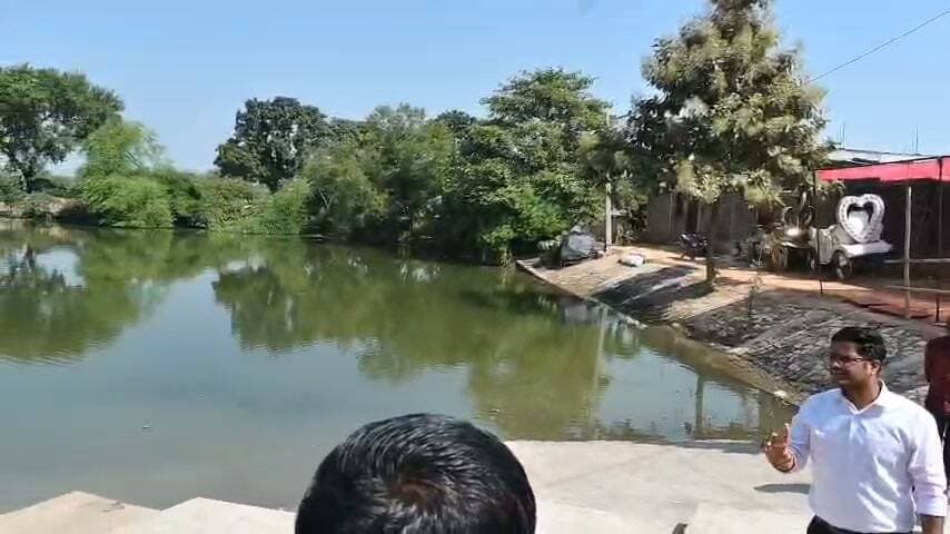 जिलाधिकारी एवं पुलिस अधीक्षक चित्रकूट द्वारा मूर्ति विसर्जन स्थलों का भ्रमण कर सुरक्षा व्यवस्था का लिया गया जायजा, संबंधित अधिकारियों एवं पुलिसकर्मियों को दिए आवश्यक दिशा-निर्देश
मूर्ति विसर्जन को सकुशल एवं शांतिपूर्ण ढंग से सम्पन्न कराए जाने के दृष्टिगत जिलाधिकारी चित्रकूट पुलकित गर्ग एवं पुलिस अधीक्षक चित्रकूट अरुण कुमार सिंह द्वारा एडीएम न्यायिक डॉक्टर कंचन की उपस्थिति में बुईया बाई तालाब, सीतापुर, बनकट तालाब एवं दुर्गा तालाब स्थित मूर्ति विसर्जन स्थलों का स्थलीय भ्रमण कर सुरक्षा व्यवस्था एवं अन्य आवश्यक व्यवस्थाओं का जायजा लिया गया