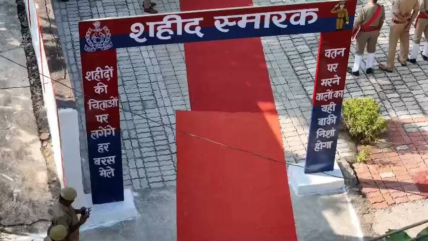 पुलिस स्मृति दिवस के अवसर पर पुलिस लाइन्स स्थित शहीद स्मारक पर शहीद पुलिस जवानों को पुष्पांजलि अर्पित कर दी गई श्रद्धांजलि
आज दिनांक 21.10.2026 को पुलिस स्मृति दिवस के अवसर पर पुलिस लाइन्स, चित्रकूट स्थित शहीद स्मारक पर पुलिस अधीक्षक चित्रकूट अरुण कुमार सिंह द्वारा कर्तव्य पालन के दौरान अपने प्राणों की आहुति देने वाले वीर शहीद पुलिस जवानों को भावभीनी श्रद्धांजलि अर्पित की गई।
इस अवसर पर पुलिस अधीक्षक चित्रकूट द्वारा सम्पूर्ण उत्तर प्रदेश में दिनांक 01.09.2025 से 31.08.2026 तक कर्तव्य पालन के दौरान शहीद हुए पुलिस जवानों के नाम एवं उनकी वीरगाथाओं का वाचन किया गया। तत्पश्चात शहीद स्मारक पर पुष्प अर्पित कर वीर शहीदों को नमन किया गया।
कार्यक्रम के क्रम में उपस्थित समस्त पुलिस अधिकारियों एवं कर्मचारियों द्वारा शहीद स्मारक पर पुष्प अर्पित कर शहीद पुलिस जवानों को श्रद्धांजलि दी गई। इसके उपरान्त सेरेमोनियल गार्द द्वारा शहीद जवानों को गार्ड ऑफ ऑनर दिया गया। उपस्थित समस्त अधिकारियों एवं कर्मचारियों ने शोक सलामी अर्पित करते हुए दो मिनट का मौन धारण कर वीर शहीदों के बलिदान को नमन किया।