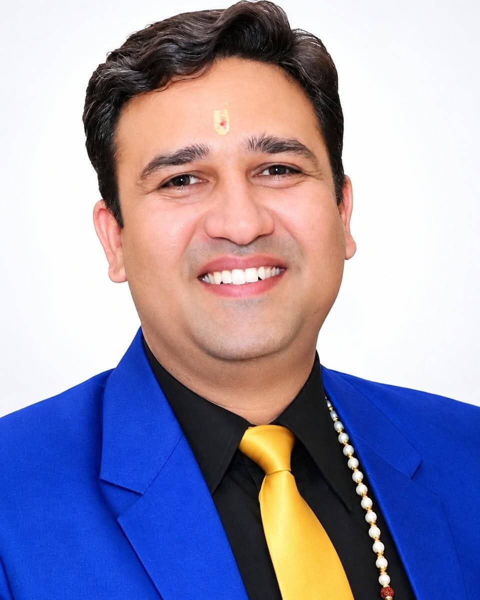 डॉ अम्बेडकर इंटरनेशनल सेंटर 15 जनपथ नई दिल्ली में 14वें जेम्स ऑफ़ इंडिया अवार्ड 2026 से सम्मानित होंगे यूथ आइकॉन ' आर्य रत्न ' डॉ. सौरभ आर्य समाजसेवा
प्रेरणास्पद प्रशंसनीय, सराहनीय, अनुकरणीय, उत्कृष्ट
समर्पित समाजसेवा के लिए सच्चे नायकों में हुए चयनित
रादौर / यमुनानगर (राष्ट्रीय कदम) ब्यूरो:
सत्यार्थ ग्रुप ऑफ़ इंडिया के चेयरमैन, विश्व रिकॉर्ड धारक सत्य कीर्ति पुस्तक के ऑथर, प्रख्यात समाजसेवी, पर्यावरणविद्, मोटीवेशनल स्पीकर, अंतरराष्ट्रीय राष्ट्रीय महासम्मेलन के सुप्रसिद्ध संयोजक एवं संचालक, महान् विचारक एवं चिंतक, रचनाकार कवि और अंतरराष्ट्रीय राष्ट्रीय पुरस्कारों, मानद उपाधियों सहित स्वर्ण पदक सम्मानों सहित पद्म श्री ग्लोबल अवार्ड से विभूषित यूथ आइकॉन आर्य रत्न डॉ. सौरभ आर्य को प्रेरणास्पद समाज सेवा के क्षेत्र में उत्कृष्ट, उल्लेखनीय, प्रशंसनीय एवं सराहनीय योगदान देने हेतु 14वें जेम्स ऑफ़ इंडिया अवार्ड 2026 पुरस्कार से सम्मानित होंगे।
स्वर्णकार शिरोमणि महाराजा अजमीढ़ जयंती के उपलक्ष्य में डॉ. अम्बेडकर इंटरनेशनल सेंटर 15 जनपथ नई दिल्ली में आगामी रविवार 25 अक्तूबर को 14वें अंतरराष्ट्रीय राष्ट्रीय महासम्मेलन एवं 14वें जेम्स ऑफ़ इंडिया अवार्ड 2026 सम्मान समारोह में प्रेरणास्पद प्रशंसनीय, सराहनीय, अनुकरणीय, उत्कृष्ट एवं समर्पित समाजसेवा के योगदान का सम्मान करते हुए और भारत के सच्चे नायकों में शुमार करते हुए आर्य रत्न डॉ. सौरभ आर्य को 14वें जेम्स ऑफ़ इंडिया अवार्ड 2026 से विभूषित किया जाएगा।
डॉ. आर्य ने बताया कि सत्य, साहस और सेवा का अनुपम प्रतिक थीम पर आधारित इस महासम्मेलन में भारत के 37वें मुख्य न्यायाधीश माननीय न्यायमूर्ति के.जी बालकृष्णन, महामहिम राष्ट्रपति भारत सरकार के चिकित्सक पद्म श्री डॉ. एम वाली, मालदीव्स गणराज्य से शिक्षा राज्य मंत्री डॉ. एआर अहमद, मालदीव शिक्षा मंत्रालय के महानिदेशक मरियम नासिर, वैदिक साइंस वर्चुअल विद्यापीठ अमेरिका के प्रेसिडेंट डॉ. रवी प्रकाश आर्य, न्यूयॉर्क अमेरिका के एंबेसडर डॉ. नाभी कपूर, एफवीएस कनाडा प्रेजिडेंट अश्वनी राजपाल, केंद्रीय मंत्री भारत सरकार जीतन राम मांझी, एमटीएस यूनिवर्सिटी के वाइस चांसलर विश्वगुरु प्रो. के पी यादव आदि प्रख्यात सुप्रसिद्ध अतिथिगण हस्तियां कार्यक्रम में अंतरराष्ट्रीय मंच पर समाज के सच्चे एवं समर्पित सेवकों को सम्मानित करेंगी। स्वर्णकार सेवा परिषद के नेशनल चीफ सेक्रेटरी डॉ. आर्य ने अपने चयन के लिए नाडी वैध कायाकल्प संस्थान नई दिल्ली के संस्थापक वैध सत्यप्रकाश आर्य, स्वर्णकार सेतु मुम्बई के कार्यकारी संपादक, योगाचार्य एवं साहित्यकार डॉ. प्रकाश सोनी, भारत मंच के अध्यक्ष डॉ. प्रशांत द्विवेदी, प्रेस की ताकत से शिव नारायण जांगड़ा का आभार एवं अभिवादन व्यक्त किया है।