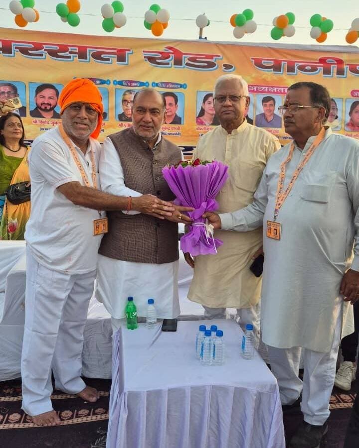 दशहरा समारोह में मुख्य अतिथि अशोक कुमार मेहता ने दिया अच्छाई की जीत का संदेश
पानीपत/बारसत रोड, (राष्ट्रीय कदम) ब्यूरो। श्री राम दशहरा कमेटी, बारसत रोड, पानीपत द्वारा आयोजित दशहरा समारोह में राष्ट्रीय पंजाबी महासभा के राष्ट्रीय अध्यक्ष, हरियाणा के पूर्व राज्य सूचना आयुक्त एवं कांग्रेस नेता श्री अशोक कुमार मेहता मुख्य अतिथि के रूप में शामिल हुए। उन्होंने क्षेत्रवासियों को विजयादशमी की शुभकामनाएँ देते हुए प्रेम, भाईचारे, सद्भाव और सामाजिक एकता को मजबूत करने का आह्वान किया।
अपने संबोधन में श्री मेहता ने कहा कि दशहरा सत्य की असत्य, धर्म की अधर्म और अच्छाई की बुराई पर विजय का प्रतीक है। भगवान श्रीराम का जीवन मर्यादा, त्याग, कर्तव्यनिष्ठा और जनसेवा की प्रेरणा देता है। उन्होंने कहा कि अहंकार, क्रोध और लोभ जैसी बुराइयों का त्याग कर ही आदर्श समाज का निर्माण संभव है।
उन्होंने समाज के सभी वर्गों से आपसी भाईचारा, महिला सम्मान, सामाजिक समरसता और जरूरतमंदों की सेवा को प्राथमिकता देने की अपील की। उन्होंने कहा कि त्योहार हमारी सांस्कृतिक विरासत को संरक्षित करने और नई पीढ़ी को भारतीय संस्कारों से जोड़ने का महत्वपूर्ण माध्यम हैं।
श्री मेहता ने देश की एकता, अखंडता और सामाजिक सौहार्द को मजबूत करने का आह्वान करते हुए कहा कि भारत की विविधता में एकता हमारी सबसे बड़ी ताकत है। उन्होंने आयोजकों और उपस्थित गणमान्य व्यक्तियों का आभार व्यक्त किया तथा सभी परिवारों के सुख, शांति, समृद्धि और खुशहाली की कामना की।