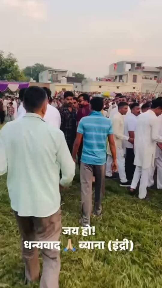 कांग्रेस नेता उमेश बुबका ने दशहरा महोत्सव में की शिरकत, ग्रामीणों का जताया आभार
इंद्री। (राष्ट्रीय कदम) ब्यूरो: बुराई पर अच्छाई की जीत के प्रतीक विजयादशमी के पावन अवसर पर हल्का इंद्री के गांव ब्याना में कमेटी द्वारा आयोजित दशहरा महोत्सव में कांग्रेस नेता एवं हल्का रादौर से उमेश बुबका ने शिरकत की।
इस अवसर पर उमेश बुबका ने गांववासियों के साथ दशहरा महोत्सव की खुशियां साझा कीं। उन्होंने इस आयोजन में शामिल होने का अवसर प्रदान करने और उन्हें मान-सम्मान देने के लिए गांव ब्याना की कमेटी एवं समस्त ग्रामीणों का दिल की गहराइयों से आभार व्यक्त किया।
उमेश बुबका ने कहा कि विजयादशमी का पर्व हमें सत्य, धर्म और अच्छाई के मार्ग पर चलने की प्रेरणा देता है। यह त्योहार बुराई पर अच्छाई और असत्य पर सत्य की जीत का प्रतीक है।
उन्होंने सभी क्षेत्रवासियों को विजयादशमी की शुभकामनाएं देते हुए सुख, शांति और समृद्धि की कामना की।