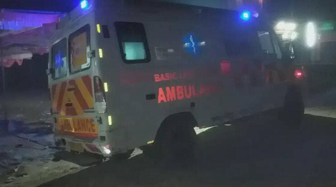 सीवान के बड़हरिया में दशहरा मेले में बड़ा हादसा, आग के करतब के दौरान 12 लोग झुलसे; चार की हालत गंभीर
🔹 पेट्रोल से आग का करतब दिखाने के दौरान हादसा, बच्चों और युवाओं समेत कई लोग घायल
✍️ सीवान। बिहार के सीवान जिले के बड़हरिया थाना क्षेत्र के रसूलपुर गांव में दशहरा मेले के दौरान आग का खतरनाक करतब दिखाने के क्रम में बड़ा हादसा हो गया। बुधवार की रात हुए इस हादसे में करीब 12 लोग झुलस गए। इनमें चार लोगों की हालत गंभीर बताई जा रही है, जिन्हें बेहतर इलाज के लिए पटना स्थित पटना मेडिकल कॉलेज एवं अस्पताल (पीएमसीएच) रेफर किया गया है।
🔴 पेट्रोल से करतब दिखाने के दौरान मची अफरा-तफरी
जानकारी के अनुसार, मेले में एक कलाकार पेट्रोल की मदद से आग का करतब दिखा रहा था। इसी दौरान वह अचानक आग की चपेट में आ गया। खुद को बचाने की कोशिश में उसने पेट्रोल दर्शकों की ओर फेंक दिया, जिससे वहां मौजूद लोग आग की चपेट में आ गए। घटना के बाद मेले में अफरा-तफरी मच गई और लोग सुरक्षित स्थानों की ओर भागने लगे।
🔴 10 से 18 वर्ष तक के बच्चे और युवक झुलसे
इस हादसे में रसूलपुर गांव निवासी दिलीप साह के 18 वर्षीय पुत्र सूरज कुमार, मुन्ना प्रसाद के 10 वर्षीय पुत्र अनीश कुमार, उमेश महतो के 18 वर्षीय पुत्र राहुल कुमार, माया साह के 12 वर्षीय पुत्र बिट्टू कुमार और गणेश साह के 10 वर्षीय पुत्र रसूला समेत कई लोग झुलस गए। वहीं, छक्का टोला निवासी प्रमोद महतो के 15 वर्षीय पुत्र पवन कुमार भी घायल हुए हैं।
🔴 प्राथमिक उपचार के बाद सीवान सदर अस्पताल भेजे गए घायल
हादसे के बाद घायलों को बड़हरिया सामुदायिक स्वास्थ्य केंद्र पहुंचाया गया, जहां प्राथमिक उपचार किया गया। इसके बाद उन्हें सीवान सदर अस्पताल भेजा गया। चिकित्सकों के अनुसार, चार घायलों की गंभीर स्थिति को देखते हुए उन्हें बेहतर इलाज के लिए पीएमसीएच, पटना रेफर किया गया है। अन्य घायलों का इलाज स्थानीय अस्पतालों और सीवान के निजी चिकित्सा संस्थानों में चलने की जानकारी मिली है।
🔴 सार्वजनिक आयोजनों की सुरक्षा पर उठे सवाल
दशहरा मेले जैसे सार्वजनिक आयोजन में दर्शकों के बीच पेट्रोल का इस्तेमाल कर आग का करतब दिखाए जाने से सुरक्षा व्यवस्था पर सवाल खड़े हो गए हैं। खासकर बच्चों और युवाओं की मौजूदगी में इस तरह के खतरनाक प्रदर्शन गंभीर हादसे का कारण बन सकते हैं।
इस घटना ने मेले और अन्य सार्वजनिक आयोजनों में सुरक्षा मानकों का सख्ती से पालन कराने की आवश्यकता को उजागर किया है। अब यह देखना महत्वपूर्ण होगा कि ऐसे आयोजनों में खतरनाक करतबों को रोकने और दर्शकों की सुरक्षा सुनिश्चित करने के लिए प्रशासन क्या कदम उठाता है।