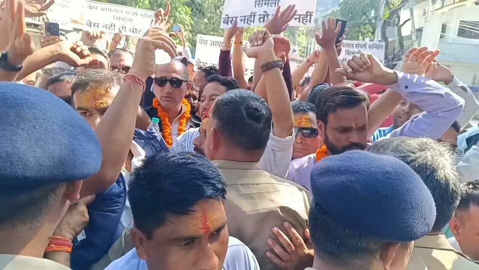 ढाई सौ किलोमीटर पैदल चल मूलभूत सुविधाओं को सिमली चमोली से जब राजधानी देहरादून पहुंचे लोग