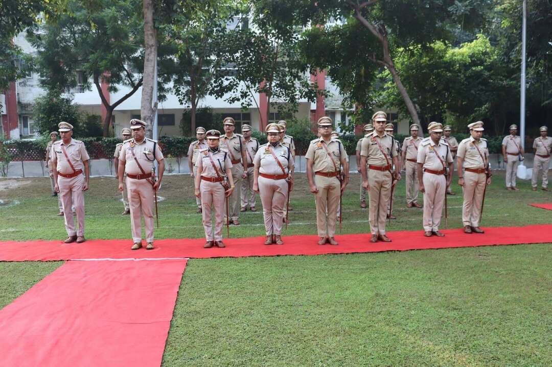 *पुलिस शहीदी दिवस पर गुरुग्राम पुलिस लाईन में श्री शिवास कविराज IPS, पुलिस आयुक्त, गुरुग्राम द्वारा शहीद स्मारक पर पुष्पचक्र चढ़ाकर दी शहीदों को श्रद्धांजलि।*
*इस अवसर पर ड्यूटी के दौरान जान गंवाने वाले शाहिद पुलिसकर्मियों के आश्रितों को भी किया गया सम्मानित।*
*हरियाणा बनने से लेकर अब तक हरियाणा पुलिस के 88 पुलिसकर्मी दे चुके हैं अपने प्राणों का बलिदान।*
`गुरुग्राम: 21 अक्टूबर 2026`
▪️आज दिनांक 21.10.2026 को पुलिस शहीदी दिवस के अवसर पर गुरूग्राम की पुलिस लाईन में विशेष कार्यक्रम का आयोजन किया गया। इस कार्यक्रम में गुरुग्राम के पुलिस आयुक्त श्री शिवास कविराज IPS ने देशभर में अपनी ड्यूटी का निर्वहन करते हुए प्राणों का बलिदान देने वाले सभी बलिदानियों को याद करते हुए पुलिस लाईन में बने ‘पुलिस शहीद स्मारक‘ पर पुष्प चक्र अर्पित करके श्रद्धांजलि दी।
▪️इस कार्यक्रम में गुरूग्राम पुलिस आयुक्त श्री शिवास कविराज IPS, संयुक्त पुलिस आयुक्त श्रीमती संगीता कालिया IPS, पुलिस उपायुक्त मुख्यालय श्रीमती अंशु सिंगला IPS, पुलिस उपायुक्त पूर्व श्री संदीप IPS, पुलिस उपायुक्त दक्षिण श्री आयुष यादव IPS, पुलिस उपायुक्त मानेसर श्री प्रतीक गहलोत IPS, पुलिस उपायुक्त अपराध श्री नीतीश अग्रवाल IPS, पुलिस उपायुक्त पश्चिम श्री Y.V.R. शशि शेखर IPS, पुलिस उपायुक्त ट्रैफिक श्री हितेश यादव HPS, सहित गुरुग्राम जिले में तैनात सभी सहायक पुलिस आयुक्त व अन्य पुलिस अधिकारी/कर्मचारी उपस्थित रहे। इस कार्यक्रम में देश की पुलिस सेवा के सभी बलिदानियों को याद करते हुए पुलिस आयुक्त, गुरुग्राम ने कहा कि आज हम भारतीय पुलिस सेवा के वीर बलिदानियों को श्रद्धांजलि देने के लिए एकत्रित हुए हैं, जिन्होंने देश की कानून-व्यवस्था को कायम रखने, देश की एकता और अखण्डता को बनाए रखने तथा नागरिकों की जान-माल की सुरक्षा करने के लिए व अपने कर्त्तव्यों/ड्यूटी का निर्वहन हुए अपने प्राण न्यौछावर किए हैं। आज का दिन हरियाणा पुलिस और भारतीय पुलिस सेवा के उन वीर सपूतों के अदम्य साहस और कर्त्तव्य-परायणता को समर्पित है जिसके चलते हर नागरिक स्वयं को सुरक्षित महसूस करता है।
▪️श्रीमान पुलिस आयुक्त ने बताया कि हरियाणा राज्य के गठन से लेकर अब तक 88 पुलिसकर्मियों ने राज्य और इसके नागरिकों की सेवा करते हुए अपने प्राण न्योछावर किए हैं। दिनांक 01.09.2025 से 31.08.2026 के दौरान पूरे देश में कुल 154 पुलिस कर्मचारियों ने अपने कर्तव्य का पालन करते हुए सर्वोच्च बलिदान दिया जिसमें 04 पुलिस कर्मचारी हरियाणा पुलिस के हैं। डॉ अंशु सिंगला IPS पुलिस उपायुक्त मुख्यालय, गुरुग्राम द्वारा सभी 154 शहीद पुलिस कर्मचारियों के नाम का उल्लेख करते हुए उन्हें श्रद्धांजलि दी। इस दौरान शहीद उप-निरीक्षक ओमप्रकाश निवासी गांव लोकरी जिला गुरुग्राम तथा E/ASI राजेंद्र निवासी गांव धनकोट जिला गुरुग्राम के परिजनों/आश्रितों को सम्मानित किया गया।
▪️ पुलिस शहीद फाउंडेशन व आरडब्ल्यूए पुलिस लाइन गुरुग्राम द्वारा उत्कृष्ट कार्य करने वाले पुलिस कर्मचारियों व शिक्षण में उत्कृष्ट प्रदर्शन करने वाले पुलिस कर्मचारियों के बच्चों को सम्मानित किया गया। इस दौरान श्री शिवास कविराज IPS, पुलिस आयुक्त, गुरुग्राम द्वारा उत्कृष्ट कार्य करने वाले 15 पुलिस कर्मचारियों को तथा कक्षा 10वीं व 12वीं में उत्कृष्ट प्रदर्शन करने वाले पुलिस कर्मचारियों के 15 बच्चों को सम्मानित किया गया।
*▪️क्यों मनाया जाता है पुलिस शहीदी दिवस:* गौरतबल है कि 21 अक्तूबर 1959 को भारत-तिब्बत सीमा पर लद्दाख के क्षेत्र में केन्द्रीय रिर्जव पुलिस बल के दस जवान सीमा पर गश्त करते समय चीनी सैनिकों द्वारा घात लगाकर किए गए हमले का शिकार हुए थे। तभी से 21 अक्तूबर को पुलिस शहीदी दिवस के रूप में मनाने की परम्परा आरम्भ हुई थी। इन वीर सपूतों की कर्मभूमि कश्मीर की पहाड़ियों से लेकर नागालैंड और मणिपुर के घने जंगलों तक व चम्बल के बीहड़ों से लेकर कच्छ के रण तक रही है। इन्होंने हर समय आतंकवादियों, उग्रवादियों, अपराधियों व असमाजिक तत्वों से निपटते हुए भारत के जनमानस और भारत माता की सेवा की है। इनमें केन्द्र पुलिस संगठन के तहत कार्यरत बल जैसे भारत तिब्बत सीमा बल, सी.आर.पी.एफ., सी.आई.एस.एफ. तथा बी.एस.एफ. के जवान भी शामिल हैं।