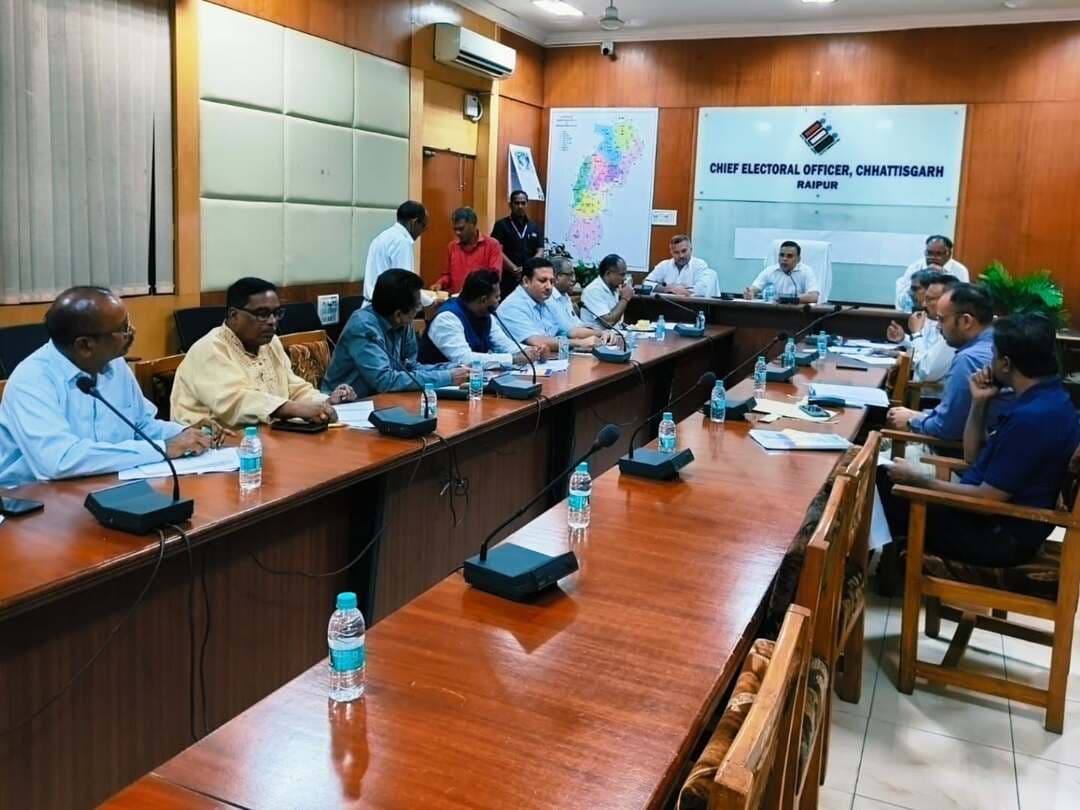 मुख्य निर्वाचन पदाधिकारी श्री यशवन्त कुमार की अध्यक्षता में राजनीतिक दलों के साथ मतदाता सूची विशेष संक्षिप्त पुनरीक्षण-2027 को लेकर बैठक हुई।
प्रारूप मतदाता सूची 12 नवंबर 2026 को प्रकाशित होगी। दावे-आपत्तियां 11 दिसंबर तक दर्ज होंगी तथा अंतिम मतदाता सूची 04 जनवरी 2027 को जारी होगी।
पात्र नागरिक फॉर्म-6 के माध्यम से voters.eci.gov.in, ECINET ऐप या BLO के जरिए आवेदन कर सकते हैं। सहायता के लिए हेल्पलाइन 1950 पर संपर्क करें।
#इलेक्शन
#Saktidist
#sakti