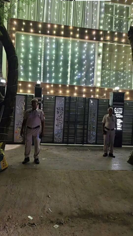 गुरुग्राम पुलिस की तत्परता से टला बड़ा हादसा: निर्माणाधीन इमारत झुकने के बाद पुलिस ने आसपास के मकानों से लोगों को सुरक्षित बाहर निकाला।
साथ लगते प्लॉट में नींव की खुदाई के कारण लगभग तैयार 5 मंजिला निर्माणाधीन इमारत एक तरफ झुकी, एहतियात के तौर पर आसपास स्थित 3 मकानों में रह रहे लोगों को सुरक्षित बाहर निकलवाया।
पीड़ित मकान मालिक की शिकायत पर प्लॉट मालिक, ठेकेदार व JCB चालक के विरुद्ध अभियोग अंकित, नियमानुसार की जा रही है आगामी कार्यवाही।
गुरुग्राम, गौरव गर्ग, 20 अक्टूबर । बीती रात पुलिस थाना सुशांत लोक, गुरुग्राम की पुलिस टीम को एक सूचना प्लॉट नंबर 1770, ब्लॉक-C, सुशांत लोक-1, गुरुग्राम में एक निर्माणाधीन इमारत के झुकने के सम्बन्ध में प्राप्त हुई। पुलिस टीम तुरन्त सूचना में बताए गए स्थान पर पहुँची, जहां पर तैयार 5 मंजिला निर्माणाधीन इमारत के साथ लगते प्लॉट में नींव की खुदाई किए जाने के कारण इमारत लगभग 2 से 2.5 इंच एक तरफ झुकी हुई थी।
पुलिस थाना सुशांत लोक, गुरुग्राम की पुलिस टीम ने स्थिति का जायजा लिया और किसी भी संभावित दुर्घटना एवं जान-माल के नुकसान को रोकने के लिए पुलिस टीम ने त्वरित एहतियाती कदम उठाते हुए झुकी हुई इमारत के दोनों तरफ स्थित कुल 3 मकानों में रह रहे लोगों को सुरक्षित बाहर निकलवाया।
उपरोक्त सम्बन्ध में पीड़ित मकान मालिक की शिकायत पर साथ लगते प्लॉट में नींव की खुदाई करवाने वाले प्लॉट मालिक, ठेकेदार तथा JCB चालक के विरुद्ध अभियोग अंकित किया गया है तथा अभियोग में नियमानुसार आगामी कार्यवाही की जा रही है।
गुरुग्राम पुलिस की त्वरित कार्रवाई, सतर्कता एवं सूझबूझ के चलते समय रहते एहतियाती कदम उठाए गए, जिससे संभावित हादसे में लोगों की जान-माल को होने वाले नुकसान से बचाव हुआ। पुलिस टीम द्वारा मौके पर लोगों की सुरक्षा को प्राथमिकता देते हुए आवश्यक कदम उठाए गए।
गुरुग्राम पुलिस आमजन की सुरक्षा के लिए प्रतिबद्ध है तथा नागरिकों से अपील करती है कि निर्माण कार्य के दौरान निर्धारित सुरक्षा मानकों एवं आवश्यक सावधानियों का पालन सुनिश्चित करें, ताकि किसी भी प्रकार की अप्रिय घटना से बचा जा सके।