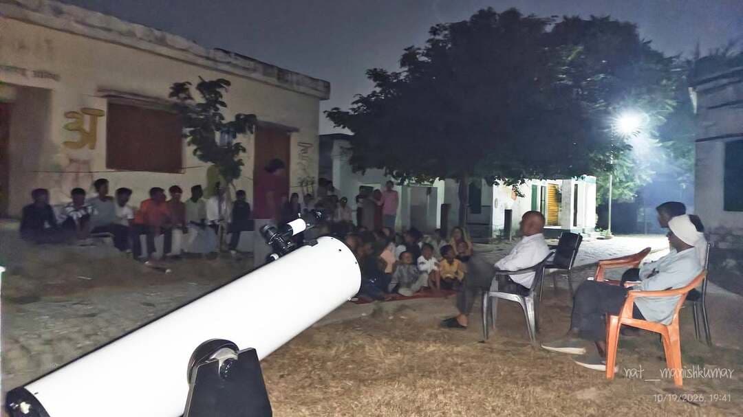 🌙🔭 घूंघट ओढ़कर टेलीस्कोप से देखा चांद का अद्भुत नजारा!
✨ राष्ट्रपति पुरस्कार प्राप्त शिक्षक मनीष कुमार ने कराया चांद और शनि ग्रह का दीदार
📍 फफूंद, औरैया।
विकासखंड भाग्यनगर के प्राथमिक विद्यालय जैतपुर-फफूंद में आयोजित आकाश दर्शन कार्यक्रम में बच्चों और ग्रामीणों को अंतरिक्ष की अद्भुत दुनिया देखने का अवसर मिला। 🌌
🔭 विज्ञान संचारक एवं राष्ट्रपति पुरस्कार प्राप्त शिक्षक मनीष कुमार ने आधुनिक टेलीस्कोप के जरिए चंद्रमा की सतह पर मौजूद क्रेटर और शनि ग्रह के वलयों का प्रत्यक्ष अवलोकन कराया। चांद को करीब से देखकर बच्चे और अभिभावक रोमांचित हो उठे।
इस दौरान मनीष कुमार ने सौरमंडल, ग्रहों की गति और चंद्रमा की कलाओं के बारे में रोचक जानकारियां देते हुए बच्चों को अंधविश्वास से दूर रहकर वैज्ञानिक सोच अपनाने के लिए प्रेरित किया।
प्रधानाध्यापक ज्ञान प्रकाश की इस पहल ने ग्रामीण क्षेत्र के बच्चों में विज्ञान और खगोल विज्ञान के प्रति नई जिज्ञासा जगाई। कार्यक्रम में जैतपुर और करही के करीब 50 बच्चे तथा 20 अभिभावक उपस्थित रहे।
📚 किताबों से निकलकर जब विज्ञान आंखों के सामने आया, तो बच्चों के लिए यह अनुभव यादगार बन गया!
❤️ पोस्ट को LIKE और SHARE जरूर करें और ऐसी ही ज्ञानवर्धक व स्थानीय जानकारियों के लिए Dibiyapur The Legend पेज को FOLLOW करना न भूलें।
#DibiyapurTheLegend #Phaphund #Auraiya #ScienceEducation #Astronomy