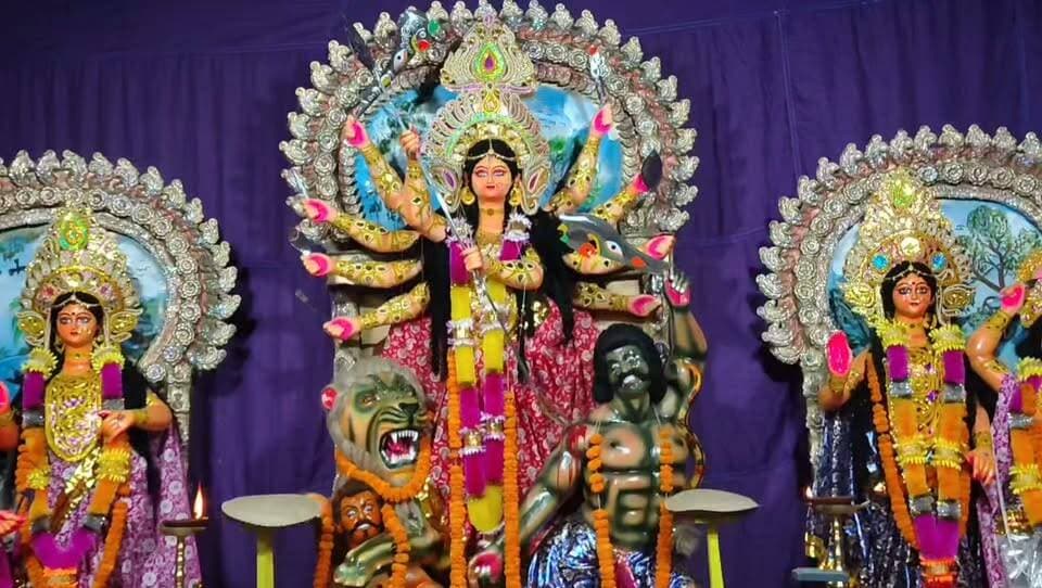 ৫০ বছরের ঐতিহ্যে বাঘাযতীন সংঘের দুর্গোৎসব, পাশাপাশি মনসা পুজো ও ৫০ জনকে বস্ত্র বিতরণ