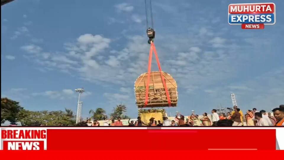 মুখ্যমন্ত্রীর বাসভবনের বাড়ির দূর্গা মূর্তি দশমী ঘাটে নিয়ে আসা হয়। মুখ্যমন্ত্রী উপস্থিতিতে প্রতিমার নিরঞ্জন করা হয়। রাজ্যবাসীকে শুভ বিজয়ার শুভেচ্ছা জানান মুখ্যমন্ত্রী।
