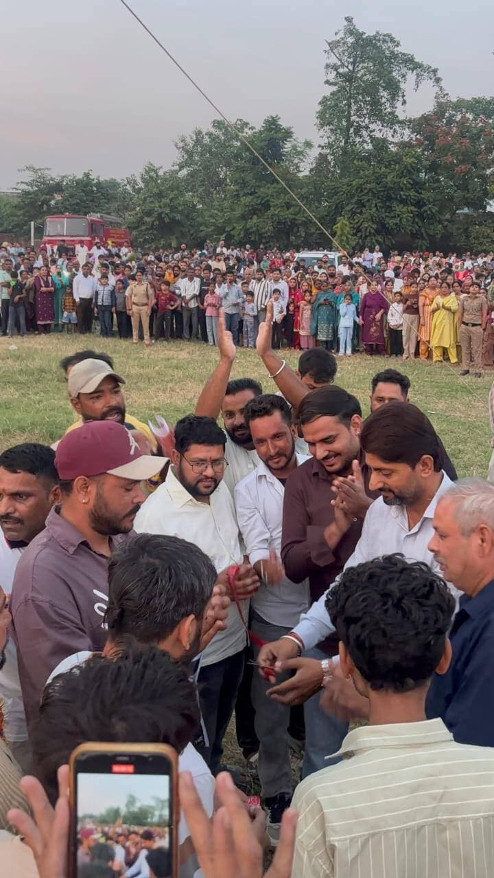 यमुनानगर के गांव खारवन में धूमधाम से मनाया गया दशहरा पूर्व,
दशहरा पर्व देता है, असत्य पर सत्य की जीत का संदेश: आकाश बतरा, कांग्रेस नेता
यमुनानगर || गांव खारवन में दशहरे का पर्व धूमधाम और उत्साह के साथ मनाया गया। इस अवसर पर कांग्रेस नेता आकाश बतरा ने मुख्यतिथि के रूप में शिरकत की। प्रभु श्री राम ने रावण के पुतले का दहन किया। पुतला दहन के साथ ही पूरा माहौल जय श्री राम के जयकारों से गूंज उठा। दशहरे के इस आयोजन में लोगों ने उत्साह के साथ भाग लिया और बुराई पर अच्छाई की जीत का संदेश दिया। गांव खारवन में दशहरे के अवसर पर आयोजित कार्यक्रम में लोगों में खासा उत्साह देखने को मिला। भगवान श्रीराम के जीवन से जुड़ी इस परंपरा के तहत रावण के पुतले का दहन किया गया। कांग्रेस नेता आकाश बतरा ने मुख्यतिथि के रूप में कार्यक्रम में शिरकत की। जैसे ही रावण के पुतले का दहन हुआ, वहां मौजूद लोगों ने जय श्री राम के जयकारे लगाए और दशहरे की खुशियां मनाईं।
दशहरा केवल एक धार्मिक पर्व ही नहीं, बल्कि सत्य की असत्य पर और अच्छाई की बुराई पर जीत का प्रतीक भी है। भगवान श्रीराम ने रावण का वध कर धर्म और न्याय की स्थापना की थी। इसी परंपरा को आगे बढ़ाते हुए हर साल दशहरे पर रावण दहन किया जाता है, ताकि समाज को बुराइयों से दूर रहने और सच्चाई के मार्ग पर चलने की प्रेरणा मिल सके।
कांग्रेस नेता आकाश बतरा की मौजूदगी में हुए इस आयोजन ने गांव में दशहरे के उत्सव को और खास बना दिया। पुतला दहन के दौरान लोगों ने इस पर्व की परंपरा को उत्साह के साथ मनाया। दशहरे का यह त्योहार हमें संदेश देता है कि चाहे बुराई कितनी भी शक्तिशाली क्यों न हो, अंत में जीत हमेशा सत्य और धर्म की ही होती है।
गांव खारवन में रावण के पुतले के दहन के साथ दशहरे का पर्व संपन्न हुआ। इस आयोजन ने लोगों को बुराई छोड़कर अच्छाई और सच्चाई के रास्ते पर चलने का संदेश दिया। इस दौरान जयप्रकाश, लालचंद,अभी वालिया, शैंपी कक्कड़,दीपू खेतरपाल,ओमप्रकाश,रिंकू, सन्नी,मोनू,राम,जयपदीप,प्रिंस,विकास,मोंटी कांबोज आदि मौजूद रहे।