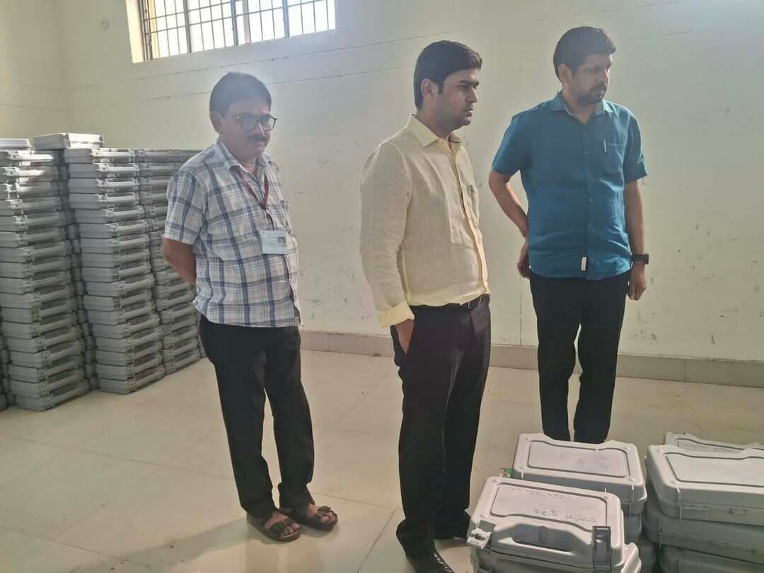 जिलाधिकारी ने ईवीएम/वीवीपैट वेयरहाउस में चल रहे एफएलसी कार्य का किया निरीक्षण,पारदर्शिता एवं विश्वसनीयता बनाए रखने के दिए निर्देश
जिलाधिकारी श्री आनंद वर्द्धन ने आज ईवीएम एवं वीवीपैट वेयरहाउस में चल रहे एफएलसी (प्रथम स्तरीय जांच) कार्य का निरीक्षण किया। इस दौरान उन्होंने एफएलसी कार्य की प्रगति का जायजा लेते हुए संबंधित अधिकारियों, इंजीनियरों एवं टेक्नीशियनों को आवश्यक दिशा-निर्देश दिए।
निरीक्षण के दौरान जिलाधिकारी ने इंजीनियरों एवं टेक्नीशियनों को निर्देशित किया कि एफएलसी का कार्य पूरी सावधानी, सतर्कता एवं निर्धारित समय-सीमा के भीतर पूर्ण किया जाए। उन्होंने कहा कि एफएलसी की पूरी प्रक्रिया में भारत निर्वाचन आयोग द्वारा निर्धारित मानकों एवं दिशा-निर्देशों का कड़ाई से अनुपालन सुनिश्चित किया जाए, जिससे निर्वाचन प्रक्रिया की विश्वसनीयता एवं पारदर्शिता बनी रहे।
जिलाधिकारी ने उपस्थित मान्यता प्राप्त राजनीतिक दलों के प्रतिनिधियों से एफएलसी की संपूर्ण प्रक्रिया को ध्यानपूर्वक समझने तथा उसके विभिन्न चरणों से भली-भांति अवगत होने की अपील की। उन्होंने कहा कि एफएलसी की प्रक्रिया को लेकर सभी संबंधित पक्षों की स्पष्ट समझ एवं सहभागिता से निर्वाचन प्रक्रिया में पारदर्शिता और विश्वास को और अधिक सुदृढ़ किया जा सकता है।
उन्होंने संबंधित अधिकारियों को निर्देश दिए कि एफएलसी कार्य के दौरान सभी आवश्यक व्यवस्थाएं सुनिश्चित करते हुए भारत निर्वाचन आयोग द्वारा जारी दिशा-निर्देशों का कड़ाई से अनुपालन किया जाए तथा पूरी प्रक्रिया को निष्पक्ष, पारदर्शी एवं व्यवस्थित ढंग से संपन्न कराया जाए।
इस दौरान अपर जिलाधिकारी श्री प्रवेंद्र कुमार सहित निर्वाचन विभाग के संबंधित अधिकारी एवं विभिन्न मान्यता प्राप्त राजनीतिक दलों के प्रतिनिधि उपस्थित रहे।