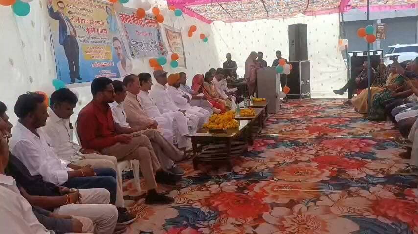 शामगढ़ में डॉ. भीमराव अंबेडकर की प्रतिमा स्थल के भूमि पूजन कार्यक्रम के दौरान नगर परिषद अध्यक्ष कविता नरेंद्र यादव ने अपने उद्बोधन में कहा कि