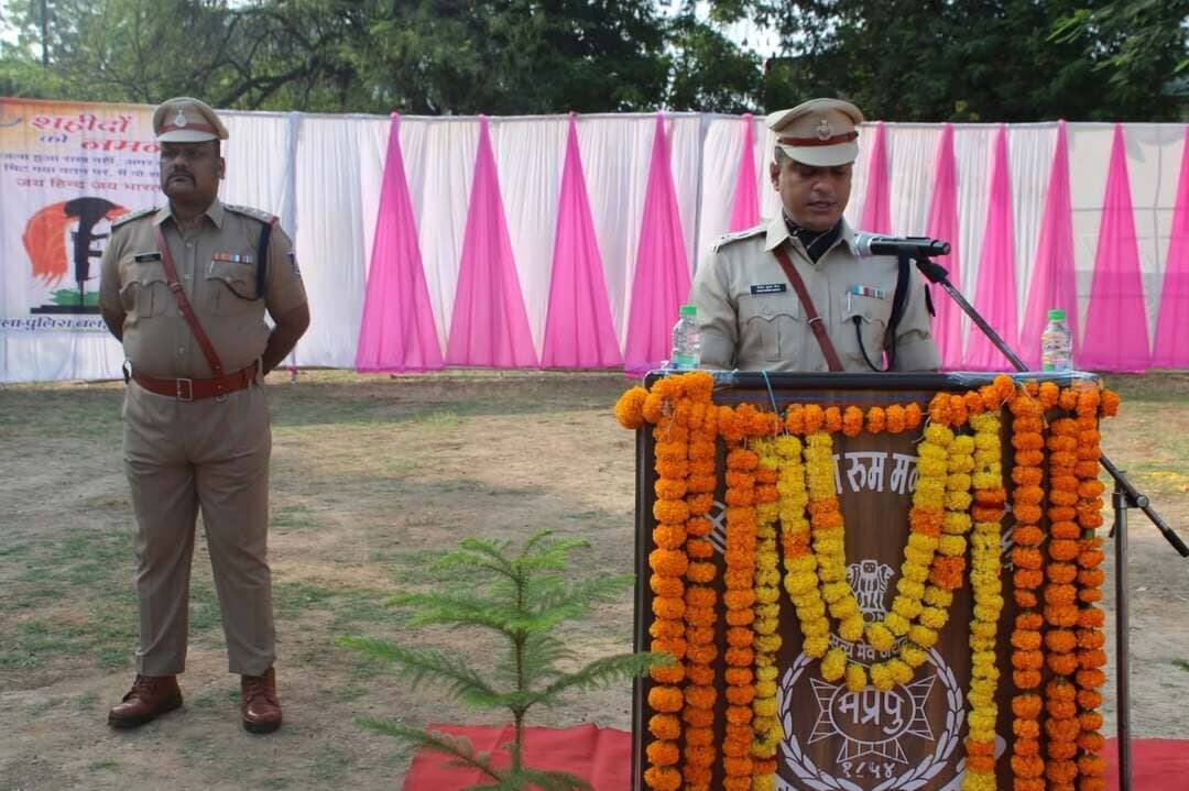 मंदसौर। पुलिस लाइन में पुलिस स्मृति दिवस मनाया गया। इस अवसर पर शहीद पुलिसकर्मियों को श्रद्धांजलि अर्पित कर उनके बलिदान को याद किया गया। कार्यक्रम में जिला कलेक्टर दिव्यांक सिंह, पुलिस अधीक्षक विनोद मीना, अतिरिक्त पुलिस अधीक्षक राम सनेही मिश्रा और जिला पंचायत अध्यक्ष दुर्गा विजय पाटीदार प्रमुख रूप से उपस्थित रहे। इस दौरान कर्तव्य निर्वहन के दौरान अपने प्राणों का बलिदान देने वाले पुलिसकर्मियों के योगदान को याद किया गया।