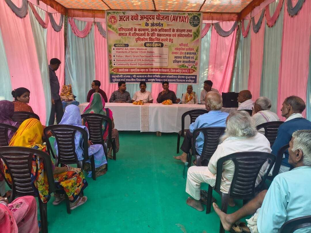 कानूनी सुरक्षा पर जागरूकता शिविर का आयोजन
----
कलेक्टर सुश्री शीला दाहिमा के मार्गदर्शन में सामाजिक न्याय विभाग द्वारा प्रेरणा वृद्धाश्रम श्योपुर में अटल वयो अभ्युदय योजना अंतर्गत वरिष्ठ जनों के कल्याण एवं उनके अधिकारों के संरक्षण तथा वरिष्ठजनों के प्रति सकारात्मक एवं संवेदनशील दृष्टिकोण विकसित करने हेतु जागरूकता शिविर का आयोजन किया गया। यह कार्यक्रम वरिष्ठजनों की कानूनी सुरक्षा, व्यक्तिगत सुरक्षा, उपेक्षा एवं दुर्व्यवहार से संरक्षण, सहायता तथा देखभाल विषयों पर केंद्रित रहा।
नगरपालिका उपाध्यक्ष श्री संजय महाना के मुख्य आतिथ्य में आयोजित उक्त कार्यक्रम के दौरान सब इंस्पेक्टर श्री धमेंन्द्र नामदेव, सामाजिक सुरक्षा अधिकारी एवं नोडल अधिकारी श्री ओमबीर रघुवंशी, प्रेरणा वृद्धाश्रम के सचिव श्री धर्मेन्द्र शर्मा, प्रबंधक श्री मनोज वैष्णव तथा अन्य विभागीय कर्मचारी और स्थानीय निकाय के प्रतिनिधि विशेष रूप से मौजूद रहे।
नगरपालिका उपाध्यक्ष श्री संजय महाना ने अपने संबोधन में कहा कि समाज में बुजुर्गों का सम्मान और उनकी देखभाल करना हम सबका नैतिक दायित्व है। स्थानीय निकायों और पुलिस के समन्वय से वरिष्ठजनों को सुरक्षित और सम्मानजनक वातावरण प्रदान किया जा रहा है।
वरिष्ठजनों की सुरक्षा और अधिकारों पर हुई चर्चा कार्यक्रम के दौरान इंस्पेक्टर श्री धमेंन्द्र नामदेव ने वरिष्ठजनों की व्यक्तिगत और कानूनी सुरक्षा, आपातकालीन सहायता तथा उनके साथ होने वाले दुर्व्यवहार या उपेक्षा से बचाव के संबंध में विस्तार से जानकारी दी। उन्होंने बताया कि पुलिस प्रशासन वरिष्ठजनों की सुरक्षा के लिए पूरी तरह से प्रतिबद्ध है और किसी भी समस्या के समाधान के लिए वे तुरंत सहायता ले सकते हैं।
नोडल अधिकारी श्री ओमबीर रघुवंशी ने बताया कि अटल वयो अभ्युदय योजना के तहत जिले में विभिन्न जागरूकता गतिविधियों का संचालन किया जा रहा है, जिससे समाज में वरिष्ठजनों के प्रति सकारात्मक एवं संवेदनशील दृष्टिकोण विकसित हो सके। कार्यक्रम के अंत में वृद्धाश्रम के सचिव श्री धर्मेन्द्र शर्मा ने आभार व्यक्त किया।
-
CM Madhya Pradesh
Jansampark Madhya Pradesh
#JansamparkMP
#sheopur